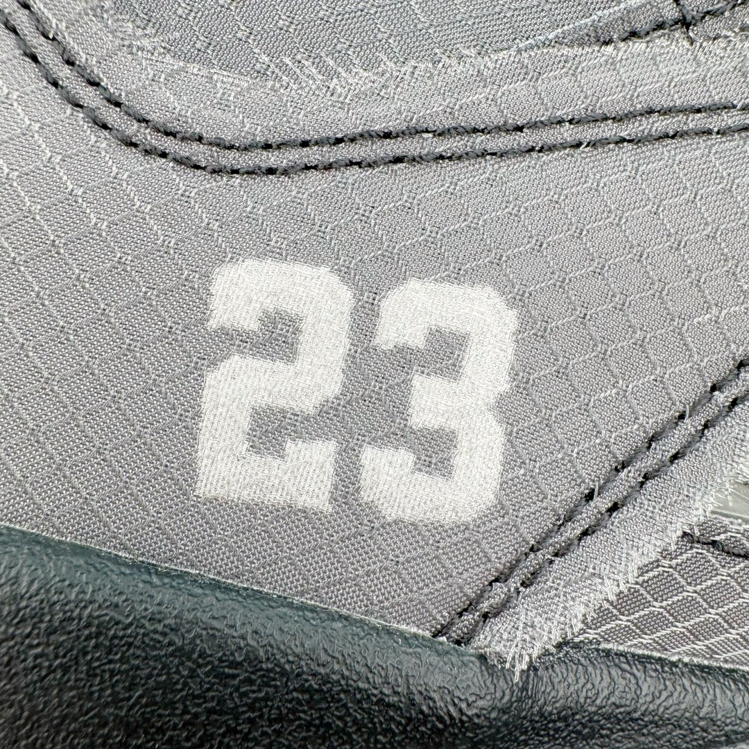 图片[23]-＃Y3纯原 Off-White™ x Air Jordan Retro AJ5 OW联名黑蝉翼 DH8565-100 全新改良批次 圈内最强系列 恪守真诚 承诺混一赔十 高端零售裸鞋圈特供批次 SZ原厂全套原楦原纸板冲刀磨具开发 原厂皮料加持 原厂港宝加持定型后跟R度完美 同源原厂电绣 飞翼针数密度立体效果一致 百分百一致原鞋 原厂拉帮工艺 针距密度一致 后跟弧度收口自然不对折 极致一眼正品既视感 进口玻璃冲刀皮料裁剪零毛边 全鞋电脑针车工艺 品控清洁度最高QC检验标准 免检产品 原厂订购鞋盒、鞋标、防尘纸、鞋撑、鞋带 追求极致的原厂味道 采用原厂韩国进口纱网 攻克鞋面发皱问题 采用熟悉的蝉翼材质覆盖 精密热切饰片工艺 全新开模大底区别市面套底版本 细节超级丰富 2020 AJ5迎来30周年限定 美系潮流奢牌再度联乘 尺码：40.5 41 42 42.5 43 44 44.5 45 46 47.5-选品中心