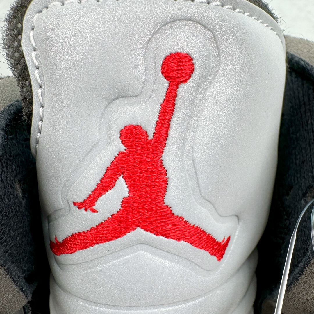 图片[15]-＃Y3纯原 Off-White™ x Air Jordan Retro AJ5 OW联名黑蝉翼 DH8565-100 全新改良批次 圈内最强系列 恪守真诚 承诺混一赔十 高端零售裸鞋圈特供批次 SZ原厂全套原楦原纸板冲刀磨具开发 原厂皮料加持 原厂港宝加持定型后跟R度完美 同源原厂电绣 飞翼针数密度立体效果一致 百分百一致原鞋 原厂拉帮工艺 针距密度一致 后跟弧度收口自然不对折 极致一眼正品既视感 进口玻璃冲刀皮料裁剪零毛边 全鞋电脑针车工艺 品控清洁度最高QC检验标准 免检产品 原厂订购鞋盒、鞋标、防尘纸、鞋撑、鞋带 追求极致的原厂味道 采用原厂韩国进口纱网 攻克鞋面发皱问题 采用熟悉的蝉翼材质覆盖 精密热切饰片工艺 全新开模大底区别市面套底版本 细节超级丰富 2020 AJ5迎来30周年限定 美系潮流奢牌再度联乘 尺码：40.5 41 42 42.5 43 44 44.5 45 46 47.5-选品中心
