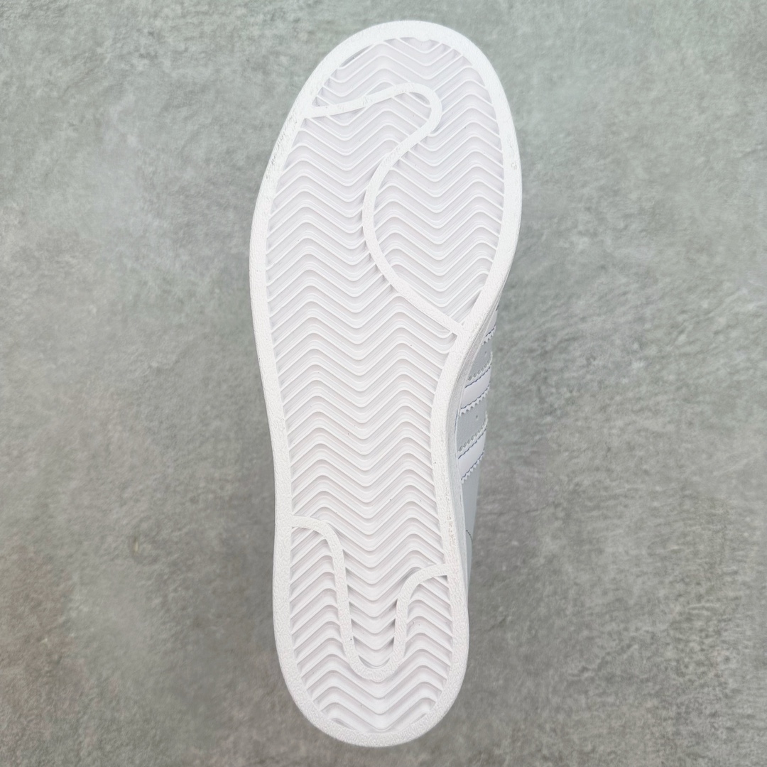 图片[9]-AD Originals Superstar 经典复古贝壳头板鞋 IF7021 诞生于1969年 是第一双将全皮面鞋 身与橡胶鞋头结合在一起的低帮篮球鞋 Superstar最开始 是作为高帮篮球鞋Pro Model的低帮版本而出现的 但因为其独特和醒目的橡胶鞋头造型而让大家熟知 被大家形象地称为\\\”shelltoe\\\”贝壳头 在70年代的美国职业篮球场上 接近3/4的NBA球员都将这双Superstar作为场上用鞋 80年代之后 经过不断的改良和发展 Superstar逐渐成为横跨时装、音乐、街头文化、休闲和运动等各大领域的时尚潮鞋 尺码：36 36.5 37 38 38.5 39 40 40.5 41 42 42.5 43 44 44.5 45-选品中心