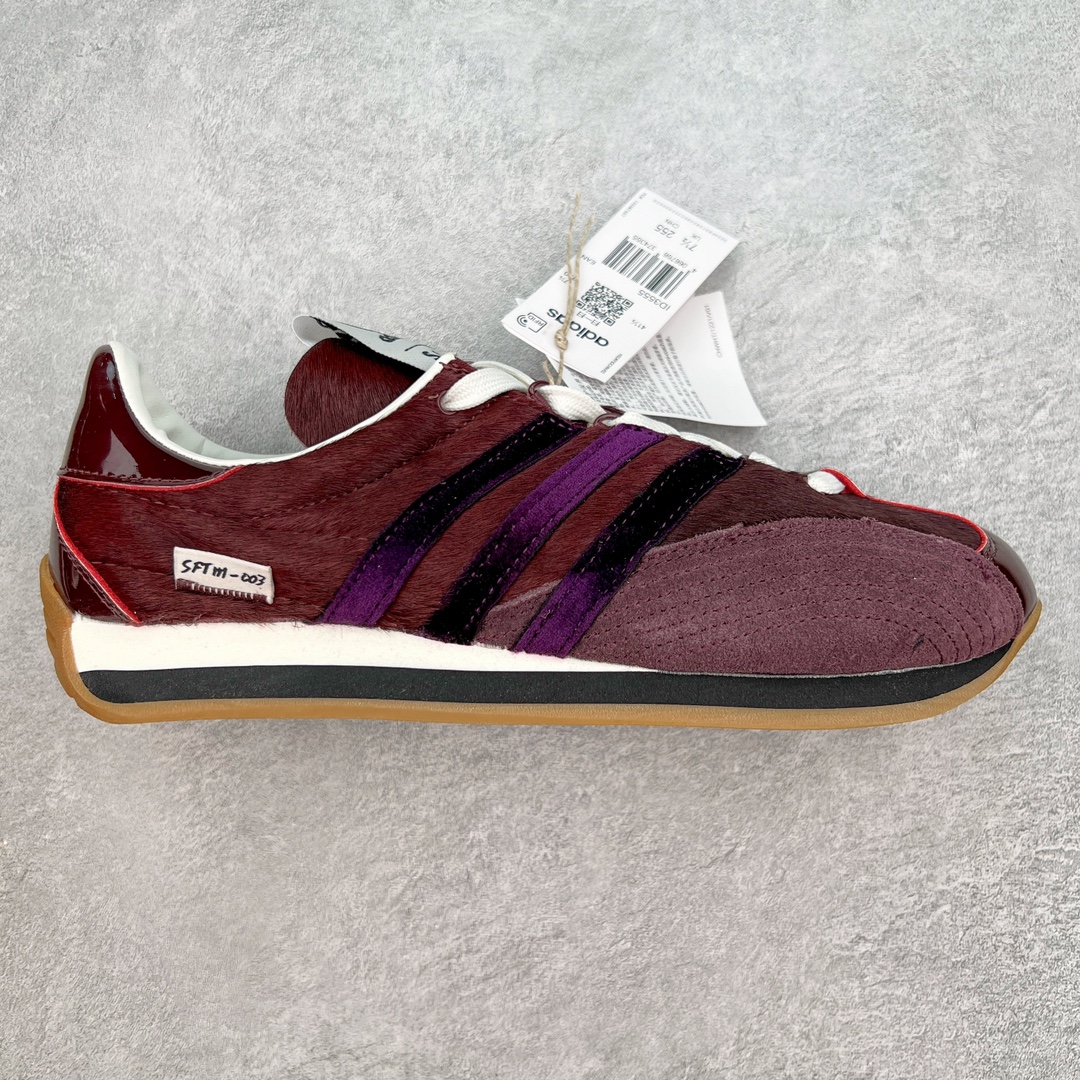 Song for the Mute x AD Originals SFTM-003 联名款复古慢跑鞋 ID3555 Originals与时装品牌Song for the Mute即将迎来第三个合作系列 这个系列主打的也是怀旧的氛围 采用了Country OG这个诞生于上世纪70年代的鞋款 尼龙和绒面革的梦幻拼接 低调而富有质感 呈现SFTM一贯的面料美学 三款不同风格的配色 亮点十足的斑点鞋带 体现怀旧主义和前卫设计无缝交织 鞋款采用了低帮的造型 方便日常穿着 同时对于外底做了处理 皮革材质和尼龙布材质的组合也更具是时代感 尺码：36 36.5 37 38 38.5 39 40 40.5 41 42 42.5 43 44 44.5 45-选品中心