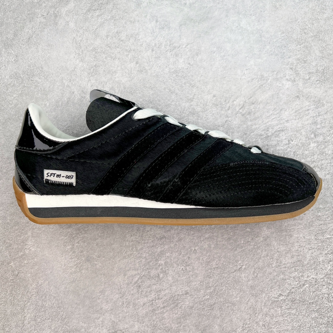 Song for the Mute x AD Originals SFTM-003 联名款复古慢跑鞋 ID3555 Originals与时装品牌Song for the Mute即将迎来第三个合作系列 这个系列主打的也是怀旧的氛围 采用了Country OG这个诞生于上世纪70年代的鞋款 尼龙和绒面革的梦幻拼接 低调而富有质感 呈现SFTM一贯的面料美学 三款不同风格的配色 亮点十足的斑点鞋带 体现怀旧主义和前卫设计无缝交织 鞋款采用了低帮的造型 方便日常穿着 同时对于外底做了处理 皮革材质和尼龙布材质的组合也更具是时代感 尺码：36 36.5 37 38 38.5 39 40 40.5 41 42 42.5 43 44 44.5 45-选品中心