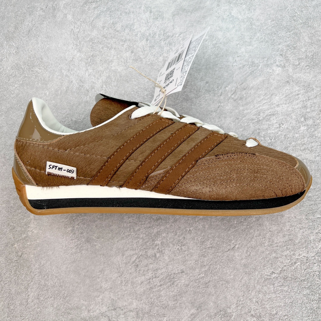 Song for the Mute x AD Originals SFTM-003 联名款复古慢跑鞋 ID3555 Originals与时装品牌Song for the Mute即将迎来第三个合作系列 这个系列主打的也是怀旧的氛围 采用了Country OG这个诞生于上世纪70年代的鞋款 尼龙和绒面革的梦幻拼接 低调而富有质感 呈现SFTM一贯的面料美学 三款不同风格的配色 亮点十足的斑点鞋带 体现怀旧主义和前卫设计无缝交织 鞋款采用了低帮的造型 方便日常穿着 同时对于外底做了处理 皮革材质和尼龙布材质的组合也更具是时代感 尺码：36 36.5 37 38 38.5 39 40 40.5 41 42 42.5 43 44 44.5 45-选品中心
