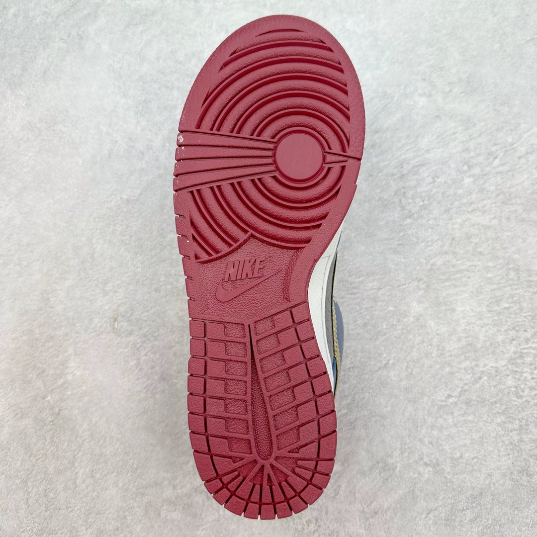 图片[9]-＃热度爆款 性价比版本 NK Dunk Low NO.205 黑神话悟空 祥云龙纹 游戏主题 解构复古减震耐磨轻便低帮板鞋 男女同款 米蓝黑 FB8895-601 灵感来源以黑神话悟空为主题 蓝黑金的配色搭配 加上金色勾子解构设计 祥云和龙纹图案 简约又百搭 要说最近最为热议的网络话题 非「黑神话：悟空」莫属了 这个里程碑式的国产3A游戏大作 已经完全出圈 而「黑神话：悟空」主题的球鞋 也悄悄然的浮出水面 一直热衷于球鞋概念画创作的创意艺术家 @nobrainer.psd 将他对于「黑神话：悟空」的理解 以球鞋为载体进行了诠释 他选用了游戏中的主角造型为主题 基于NK SB DunkLow 鞋型进行创作 不仅选取了服装色调营造游戏氛围 金色的Swoosh 加上祥云、龙纹的装饰 还真颇有一番滋味 尺码：35.5 36 36.5 37.5 38 38.5 39 40 40.5 41 42 42.5 43 44 44.5 45 46-选品中心