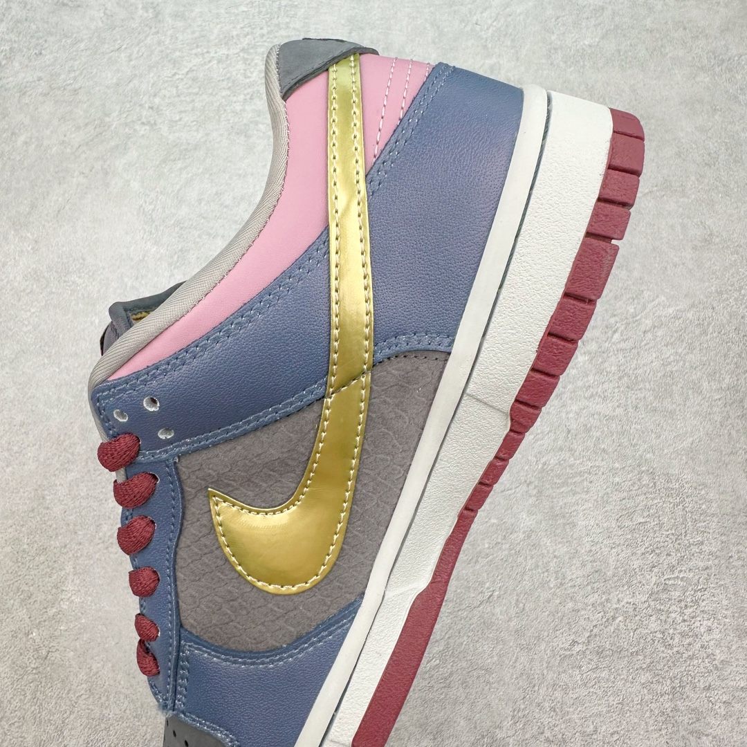 图片[7]-＃热度爆款 性价比版本 NK Dunk Low NO.205 黑神话悟空 祥云龙纹 游戏主题 解构复古减震耐磨轻便低帮板鞋 男女同款 米蓝黑 FB8895-601 灵感来源以黑神话悟空为主题 蓝黑金的配色搭配 加上金色勾子解构设计 祥云和龙纹图案 简约又百搭 要说最近最为热议的网络话题 非「黑神话：悟空」莫属了 这个里程碑式的国产3A游戏大作 已经完全出圈 而「黑神话：悟空」主题的球鞋 也悄悄然的浮出水面 一直热衷于球鞋概念画创作的创意艺术家 @nobrainer.psd 将他对于「黑神话：悟空」的理解 以球鞋为载体进行了诠释 他选用了游戏中的主角造型为主题 基于NK SB DunkLow 鞋型进行创作 不仅选取了服装色调营造游戏氛围 金色的Swoosh 加上祥云、龙纹的装饰 还真颇有一番滋味 尺码：35.5 36 36.5 37.5 38 38.5 39 40 40.5 41 42 42.5 43 44 44.5 45 46-选品中心