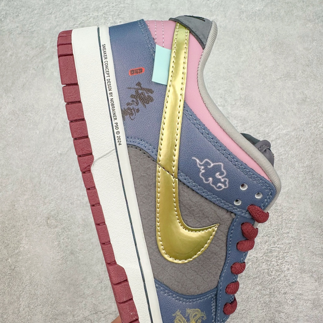 图片[6]-＃热度爆款 性价比版本 NK Dunk Low NO.205 黑神话悟空 祥云龙纹 游戏主题 解构复古减震耐磨轻便低帮板鞋 男女同款 米蓝黑 FB8895-601 灵感来源以黑神话悟空为主题 蓝黑金的配色搭配 加上金色勾子解构设计 祥云和龙纹图案 简约又百搭 要说最近最为热议的网络话题 非「黑神话：悟空」莫属了 这个里程碑式的国产3A游戏大作 已经完全出圈 而「黑神话：悟空」主题的球鞋 也悄悄然的浮出水面 一直热衷于球鞋概念画创作的创意艺术家 @nobrainer.psd 将他对于「黑神话：悟空」的理解 以球鞋为载体进行了诠释 他选用了游戏中的主角造型为主题 基于NK SB DunkLow 鞋型进行创作 不仅选取了服装色调营造游戏氛围 金色的Swoosh 加上祥云、龙纹的装饰 还真颇有一番滋味 尺码：35.5 36 36.5 37.5 38 38.5 39 40 40.5 41 42 42.5 43 44 44.5 45 46-选品中心