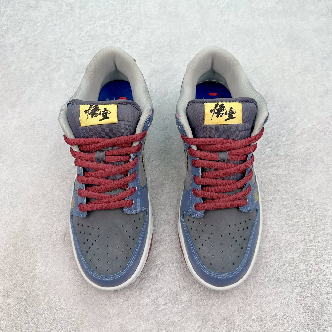 图片[2]-＃热度爆款 性价比版本 NK Dunk Low NO.205 黑神话悟空 祥云龙纹 游戏主题 解构复古减震耐磨轻便低帮板鞋 男女同款 米蓝黑 FB8895-601 灵感来源以黑神话悟空为主题 蓝黑金的配色搭配 加上金色勾子解构设计 祥云和龙纹图案 简约又百搭 要说最近最为热议的网络话题 非「黑神话：悟空」莫属了 这个里程碑式的国产3A游戏大作 已经完全出圈 而「黑神话：悟空」主题的球鞋 也悄悄然的浮出水面 一直热衷于球鞋概念画创作的创意艺术家 @nobrainer.psd 将他对于「黑神话：悟空」的理解 以球鞋为载体进行了诠释 他选用了游戏中的主角造型为主题 基于NK SB DunkLow 鞋型进行创作 不仅选取了服装色调营造游戏氛围 金色的Swoosh 加上祥云、龙纹的装饰 还真颇有一番滋味 尺码：35.5 36 36.5 37.5 38 38.5 39 40 40.5 41 42 42.5 43 44 44.5 45 46-选品中心