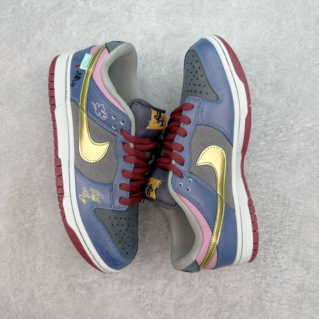 图片[3]-＃热度爆款 性价比版本 NK Dunk Low NO.205 黑神话悟空 祥云龙纹 游戏主题 解构复古减震耐磨轻便低帮板鞋 男女同款 米蓝黑 FB8895-601 灵感来源以黑神话悟空为主题 蓝黑金的配色搭配 加上金色勾子解构设计 祥云和龙纹图案 简约又百搭 要说最近最为热议的网络话题 非「黑神话：悟空」莫属了 这个里程碑式的国产3A游戏大作 已经完全出圈 而「黑神话：悟空」主题的球鞋 也悄悄然的浮出水面 一直热衷于球鞋概念画创作的创意艺术家 @nobrainer.psd 将他对于「黑神话：悟空」的理解 以球鞋为载体进行了诠释 他选用了游戏中的主角造型为主题 基于NK SB DunkLow 鞋型进行创作 不仅选取了服装色调营造游戏氛围 金色的Swoosh 加上祥云、龙纹的装饰 还真颇有一番滋味 尺码：35.5 36 36.5 37.5 38 38.5 39 40 40.5 41 42 42.5 43 44 44.5 45 46-选品中心