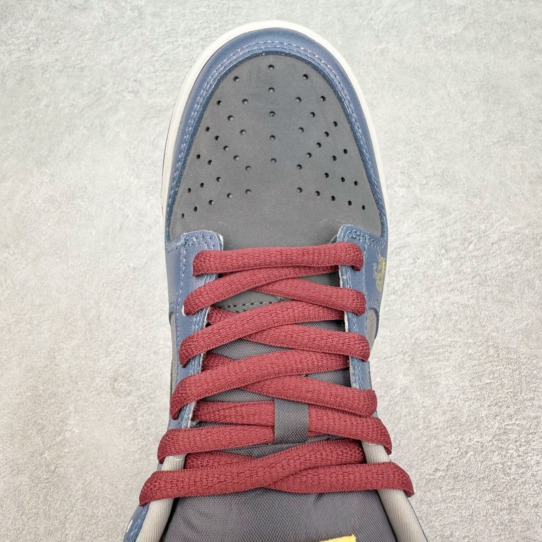 图片[4]-＃热度爆款 性价比版本 NK Dunk Low NO.205 黑神话悟空 祥云龙纹 游戏主题 解构复古减震耐磨轻便低帮板鞋 男女同款 米蓝黑 FB8895-601 灵感来源以黑神话悟空为主题 蓝黑金的配色搭配 加上金色勾子解构设计 祥云和龙纹图案 简约又百搭 要说最近最为热议的网络话题 非「黑神话：悟空」莫属了 这个里程碑式的国产3A游戏大作 已经完全出圈 而「黑神话：悟空」主题的球鞋 也悄悄然的浮出水面 一直热衷于球鞋概念画创作的创意艺术家 @nobrainer.psd 将他对于「黑神话：悟空」的理解 以球鞋为载体进行了诠释 他选用了游戏中的主角造型为主题 基于NK SB DunkLow 鞋型进行创作 不仅选取了服装色调营造游戏氛围 金色的Swoosh 加上祥云、龙纹的装饰 还真颇有一番滋味 尺码：35.5 36 36.5 37.5 38 38.5 39 40 40.5 41 42 42.5 43 44 44.5 45 46-选品中心