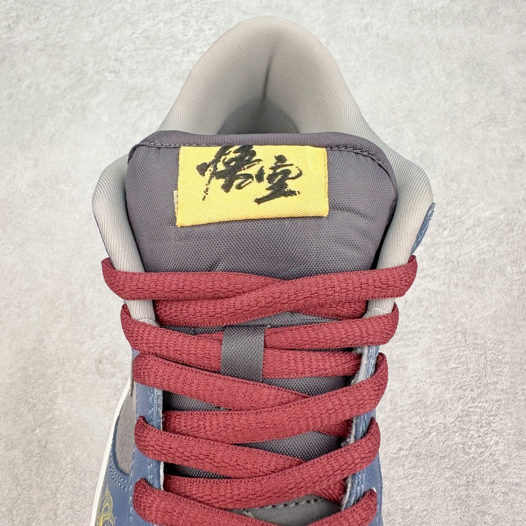 图片[5]-＃热度爆款 性价比版本 NK Dunk Low NO.205 黑神话悟空 祥云龙纹 游戏主题 解构复古减震耐磨轻便低帮板鞋 男女同款 米蓝黑 FB8895-601 灵感来源以黑神话悟空为主题 蓝黑金的配色搭配 加上金色勾子解构设计 祥云和龙纹图案 简约又百搭 要说最近最为热议的网络话题 非「黑神话：悟空」莫属了 这个里程碑式的国产3A游戏大作 已经完全出圈 而「黑神话：悟空」主题的球鞋 也悄悄然的浮出水面 一直热衷于球鞋概念画创作的创意艺术家 @nobrainer.psd 将他对于「黑神话：悟空」的理解 以球鞋为载体进行了诠释 他选用了游戏中的主角造型为主题 基于NK SB DunkLow 鞋型进行创作 不仅选取了服装色调营造游戏氛围 金色的Swoosh 加上祥云、龙纹的装饰 还真颇有一番滋味 尺码：35.5 36 36.5 37.5 38 38.5 39 40 40.5 41 42 42.5 43 44 44.5 45 46-选品中心