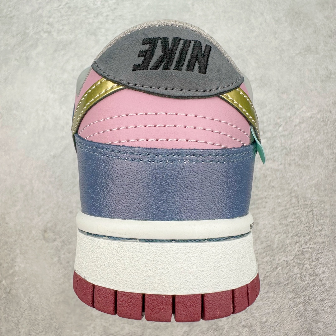 图片[8]-＃热度爆款 性价比版本 NK Dunk Low NO.205 黑神话悟空 祥云龙纹 游戏主题 解构复古减震耐磨轻便低帮板鞋 男女同款 米蓝黑 FB8895-601 灵感来源以黑神话悟空为主题 蓝黑金的配色搭配 加上金色勾子解构设计 祥云和龙纹图案 简约又百搭 要说最近最为热议的网络话题 非「黑神话：悟空」莫属了 这个里程碑式的国产3A游戏大作 已经完全出圈 而「黑神话：悟空」主题的球鞋 也悄悄然的浮出水面 一直热衷于球鞋概念画创作的创意艺术家 @nobrainer.psd 将他对于「黑神话：悟空」的理解 以球鞋为载体进行了诠释 他选用了游戏中的主角造型为主题 基于NK SB DunkLow 鞋型进行创作 不仅选取了服装色调营造游戏氛围 金色的Swoosh 加上祥云、龙纹的装饰 还真颇有一番滋味 尺码：35.5 36 36.5 37.5 38 38.5 39 40 40.5 41 42 42.5 43 44 44.5 45 46-选品中心