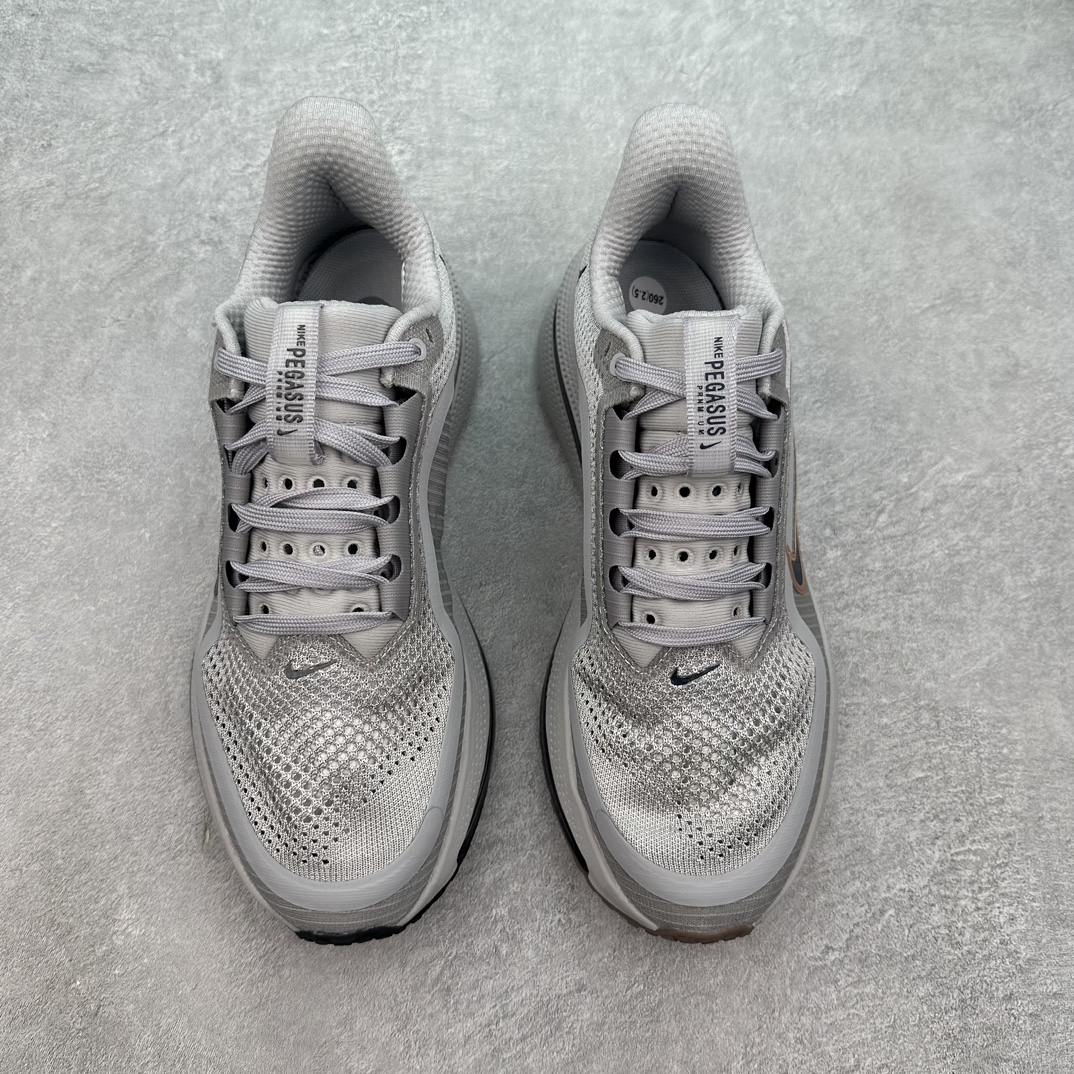 图片[2]-＃特价福利 NK Pegasus Premium 飞马全掌气垫跑步运动鞋 气垫的究极进化 NIKE2025新王炸 • 在特有Air科技加持下，耐克带来全新Pegasus Premium。这款跑鞋在传承耐克飞马（Pegasus）系列标志性的缓震功能的同时，将首次搭载耐克的塑型可视化Air Zoom气垫单元。• 塑型Air Zoom气垫单元贴合脚部的自然轮廓，帮助跑者在从后跟到脚趾的过渡中能够有效传递力量，带来一种前所未有的轻盈、顺畅回馈体验。中底采用ZoomX泡绵，后跟则使用ReactX泡绵，为跑者提供稳定流畅的推进感。• 塑型可视化Air Zoom气垫单元和精心配置的泡绵组合，让Pegasus Premium成为耐克飞马系列中颇具能量回馈的鞋款。• 全新Pegasus Premium不仅展示了耐克势头强劲的创新周期，证明了其特有的Air科技的强大实力，更体现了耐克倾听和服务运动员的能力。尺码：36 37.5 38 39 40 41 42 43 44 45-选品中心