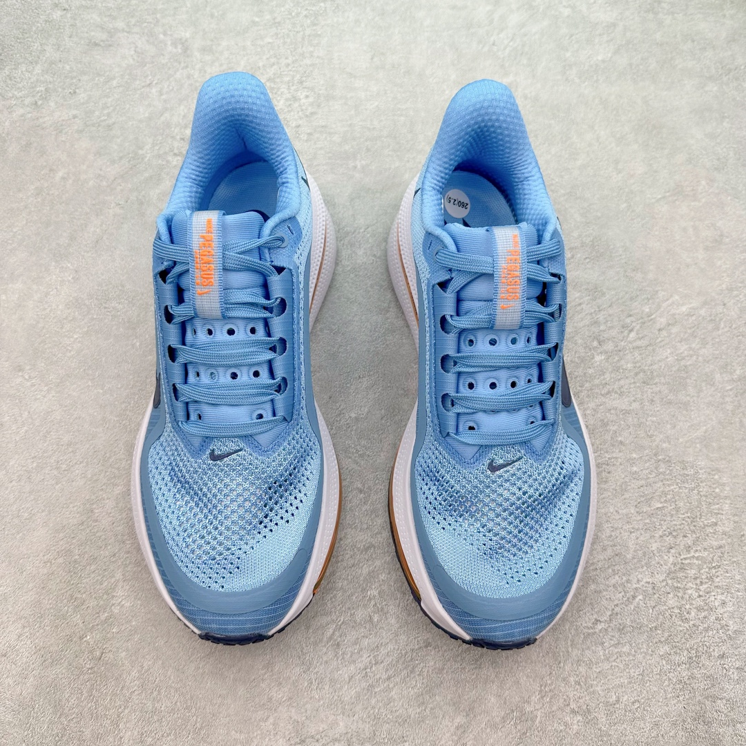 图片[2]-＃特价福利 NK Pegasus Premium 飞马全掌气垫跑步运动鞋 气垫的究极进化 NIKE2025新王炸 • 在特有Air科技加持下，耐克带来全新Pegasus Premium。这款跑鞋在传承耐克飞马（Pegasus）系列标志性的缓震功能的同时，将首次搭载耐克的塑型可视化Air Zoom气垫单元。• 塑型Air Zoom气垫单元贴合脚部的自然轮廓，帮助跑者在从后跟到脚趾的过渡中能够有效传递力量，带来一种前所未有的轻盈、顺畅回馈体验。中底采用ZoomX泡绵，后跟则使用ReactX泡绵，为跑者提供稳定流畅的推进感。• 塑型可视化Air Zoom气垫单元和精心配置的泡绵组合，让Pegasus Premium成为耐克飞马系列中颇具能量回馈的鞋款。• 全新Pegasus Premium不仅展示了耐克势头强劲的创新周期，证明了其特有的Air科技的强大实力，更体现了耐克倾听和服务运动员的能力。尺码：36 37.5 38 39 40 41 42 43 44 45-选品中心