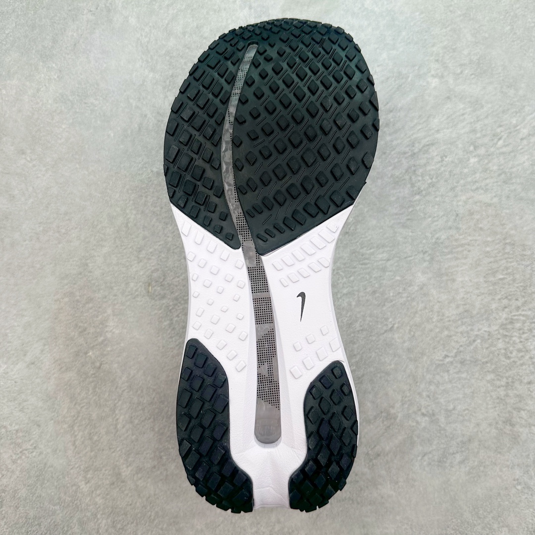 图片[9]-＃特价福利 NK Pegasus Premium 飞马全掌气垫跑步运动鞋 气垫的究极进化 NIKE2025新王炸 • 在特有Air科技加持下，耐克带来全新Pegasus Premium。这款跑鞋在传承耐克飞马（Pegasus）系列标志性的缓震功能的同时，将首次搭载耐克的塑型可视化Air Zoom气垫单元。• 塑型Air Zoom气垫单元贴合脚部的自然轮廓，帮助跑者在从后跟到脚趾的过渡中能够有效传递力量，带来一种前所未有的轻盈、顺畅回馈体验。中底采用ZoomX泡绵，后跟则使用ReactX泡绵，为跑者提供稳定流畅的推进感。• 塑型可视化Air Zoom气垫单元和精心配置的泡绵组合，让Pegasus Premium成为耐克飞马系列中颇具能量回馈的鞋款。• 全新Pegasus Premium不仅展示了耐克势头强劲的创新周期，证明了其特有的Air科技的强大实力，更体现了耐克倾听和服务运动员的能力。尺码：36 37.5 38 39 40 41 42 43 44 45-选品中心