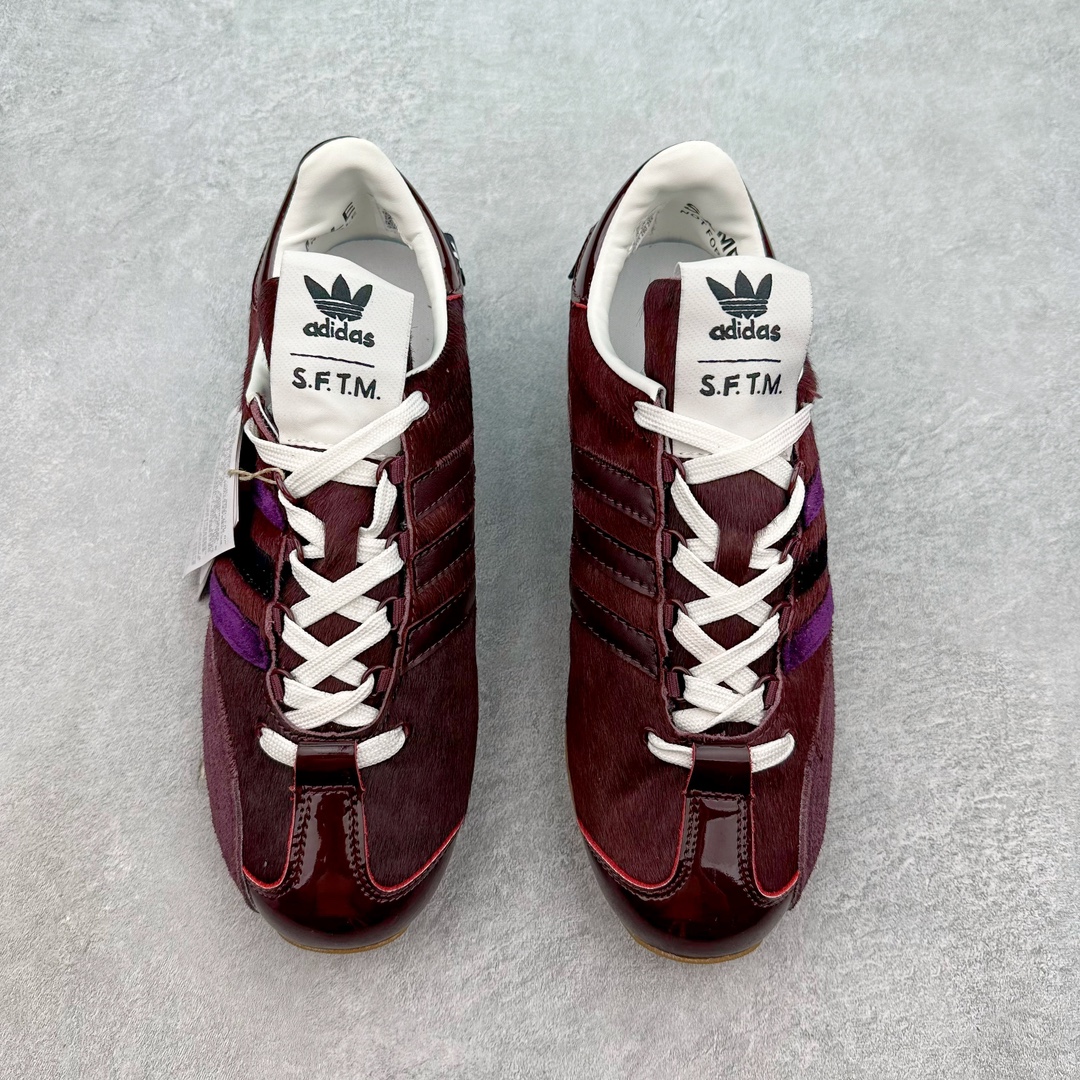 图片[2]-Song for the Mute x AD Originals SFTM-003 联名款复古慢跑鞋 ID3555 Originals与时装品牌Song for the Mute即将迎来第三个合作系列 这个系列主打的也是怀旧的氛围 采用了Country OG这个诞生于上世纪70年代的鞋款 尼龙和绒面革的梦幻拼接 低调而富有质感 呈现SFTM一贯的面料美学 三款不同风格的配色 亮点十足的斑点鞋带 体现怀旧主义和前卫设计无缝交织 鞋款采用了低帮的造型 方便日常穿着 同时对于外底做了处理 皮革材质和尼龙布材质的组合也更具是时代感 尺码：36 36.5 37 38 38.5 39 40 40.5 41 42 42.5 43 44 44.5 45-选品中心