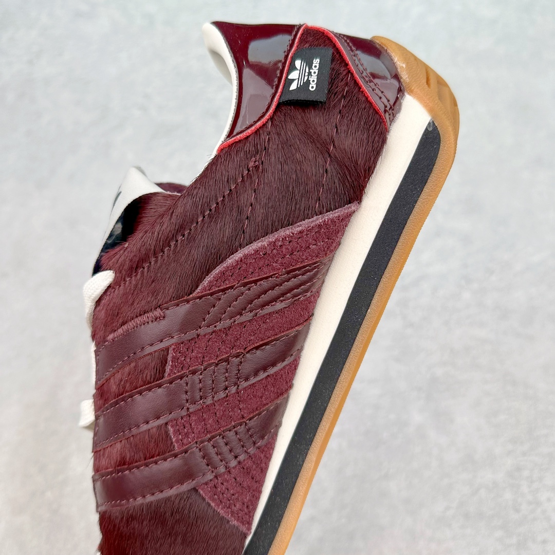 图片[7]-Song for the Mute x AD Originals SFTM-003 联名款复古慢跑鞋 ID3555 Originals与时装品牌Song for the Mute即将迎来第三个合作系列 这个系列主打的也是怀旧的氛围 采用了Country OG这个诞生于上世纪70年代的鞋款 尼龙和绒面革的梦幻拼接 低调而富有质感 呈现SFTM一贯的面料美学 三款不同风格的配色 亮点十足的斑点鞋带 体现怀旧主义和前卫设计无缝交织 鞋款采用了低帮的造型 方便日常穿着 同时对于外底做了处理 皮革材质和尼龙布材质的组合也更具是时代感 尺码：36 36.5 37 38 38.5 39 40 40.5 41 42 42.5 43 44 44.5 45-选品中心