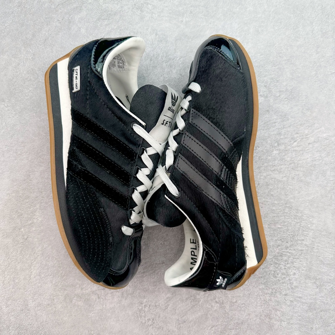 图片[3]-Song for the Mute x AD Originals SFTM-003 联名款复古慢跑鞋 ID3555 Originals与时装品牌Song for the Mute即将迎来第三个合作系列 这个系列主打的也是怀旧的氛围 采用了Country OG这个诞生于上世纪70年代的鞋款 尼龙和绒面革的梦幻拼接 低调而富有质感 呈现SFTM一贯的面料美学 三款不同风格的配色 亮点十足的斑点鞋带 体现怀旧主义和前卫设计无缝交织 鞋款采用了低帮的造型 方便日常穿着 同时对于外底做了处理 皮革材质和尼龙布材质的组合也更具是时代感 尺码：36 36.5 37 38 38.5 39 40 40.5 41 42 42.5 43 44 44.5 45-选品中心