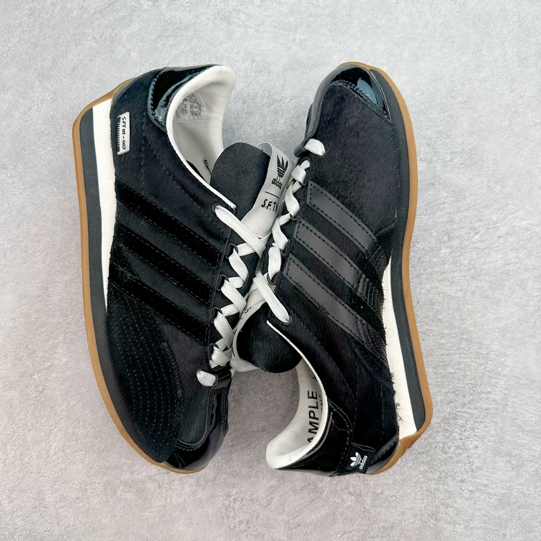 图片[2]-Song for the Mute x AD Originals SFTM-003 联名款复古慢跑鞋 ID3555 Originals与时装品牌Song for the Mute即将迎来第三个合作系列 这个系列主打的也是怀旧的氛围 采用了Country OG这个诞生于上世纪70年代的鞋款 尼龙和绒面革的梦幻拼接 低调而富有质感 呈现SFTM一贯的面料美学 三款不同风格的配色 亮点十足的斑点鞋带 体现怀旧主义和前卫设计无缝交织 鞋款采用了低帮的造型 方便日常穿着 同时对于外底做了处理 皮革材质和尼龙布材质的组合也更具是时代感 尺码：36 36.5 37 38 38.5 39 40 40.5 41 42 42.5 43 44 44.5 45-选品中心