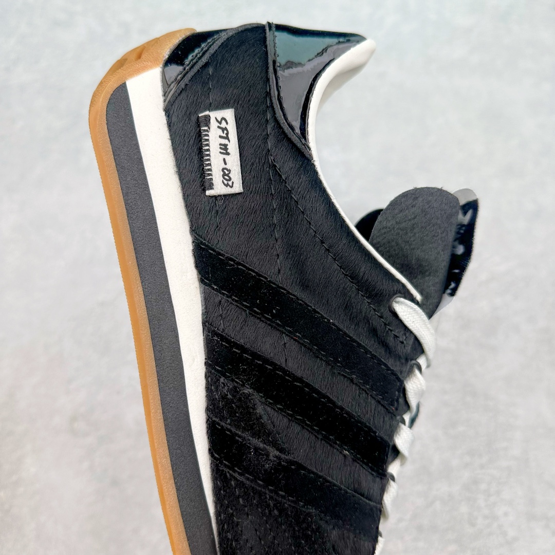 图片[6]-Song for the Mute x AD Originals SFTM-003 联名款复古慢跑鞋 ID3555 Originals与时装品牌Song for the Mute即将迎来第三个合作系列 这个系列主打的也是怀旧的氛围 采用了Country OG这个诞生于上世纪70年代的鞋款 尼龙和绒面革的梦幻拼接 低调而富有质感 呈现SFTM一贯的面料美学 三款不同风格的配色 亮点十足的斑点鞋带 体现怀旧主义和前卫设计无缝交织 鞋款采用了低帮的造型 方便日常穿着 同时对于外底做了处理 皮革材质和尼龙布材质的组合也更具是时代感 尺码：36 36.5 37 38 38.5 39 40 40.5 41 42 42.5 43 44 44.5 45-选品中心