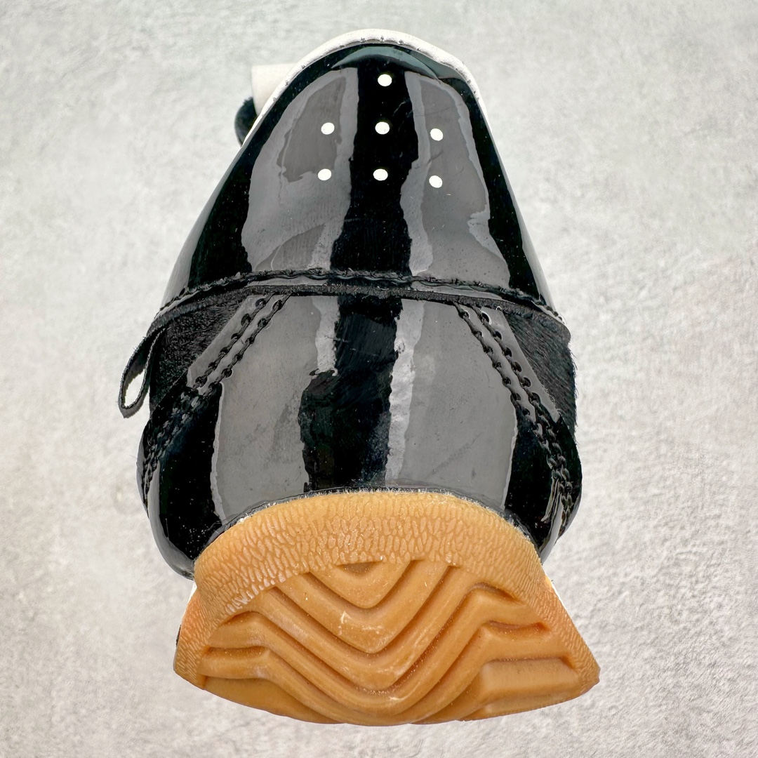 图片[8]-Song for the Mute x AD Originals SFTM-003 联名款复古慢跑鞋 ID3555 Originals与时装品牌Song for the Mute即将迎来第三个合作系列 这个系列主打的也是怀旧的氛围 采用了Country OG这个诞生于上世纪70年代的鞋款 尼龙和绒面革的梦幻拼接 低调而富有质感 呈现SFTM一贯的面料美学 三款不同风格的配色 亮点十足的斑点鞋带 体现怀旧主义和前卫设计无缝交织 鞋款采用了低帮的造型 方便日常穿着 同时对于外底做了处理 皮革材质和尼龙布材质的组合也更具是时代感 尺码：36 36.5 37 38 38.5 39 40 40.5 41 42 42.5 43 44 44.5 45-选品中心