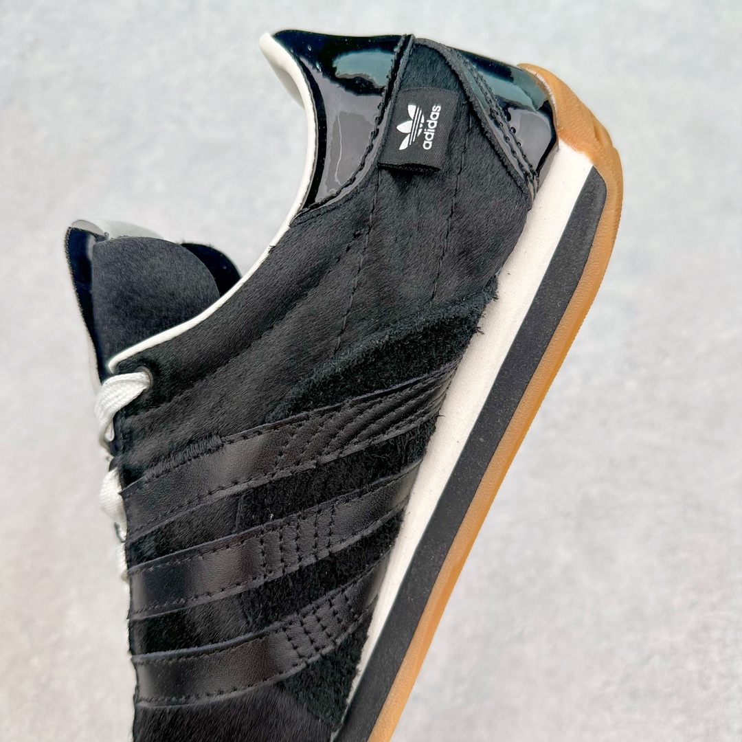 图片[7]-Song for the Mute x AD Originals SFTM-003 联名款复古慢跑鞋 ID3555 Originals与时装品牌Song for the Mute即将迎来第三个合作系列 这个系列主打的也是怀旧的氛围 采用了Country OG这个诞生于上世纪70年代的鞋款 尼龙和绒面革的梦幻拼接 低调而富有质感 呈现SFTM一贯的面料美学 三款不同风格的配色 亮点十足的斑点鞋带 体现怀旧主义和前卫设计无缝交织 鞋款采用了低帮的造型 方便日常穿着 同时对于外底做了处理 皮革材质和尼龙布材质的组合也更具是时代感 尺码：36 36.5 37 38 38.5 39 40 40.5 41 42 42.5 43 44 44.5 45-选品中心