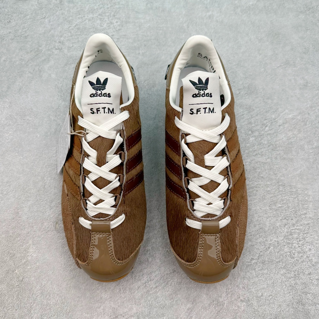 图片[2]-Song for the Mute x AD Originals SFTM-003 联名款复古慢跑鞋 ID3555 Originals与时装品牌Song for the Mute即将迎来第三个合作系列 这个系列主打的也是怀旧的氛围 采用了Country OG这个诞生于上世纪70年代的鞋款 尼龙和绒面革的梦幻拼接 低调而富有质感 呈现SFTM一贯的面料美学 三款不同风格的配色 亮点十足的斑点鞋带 体现怀旧主义和前卫设计无缝交织 鞋款采用了低帮的造型 方便日常穿着 同时对于外底做了处理 皮革材质和尼龙布材质的组合也更具是时代感 尺码：36 36.5 37 38 38.5 39 40 40.5 41 42 42.5 43 44 44.5 45-选品中心