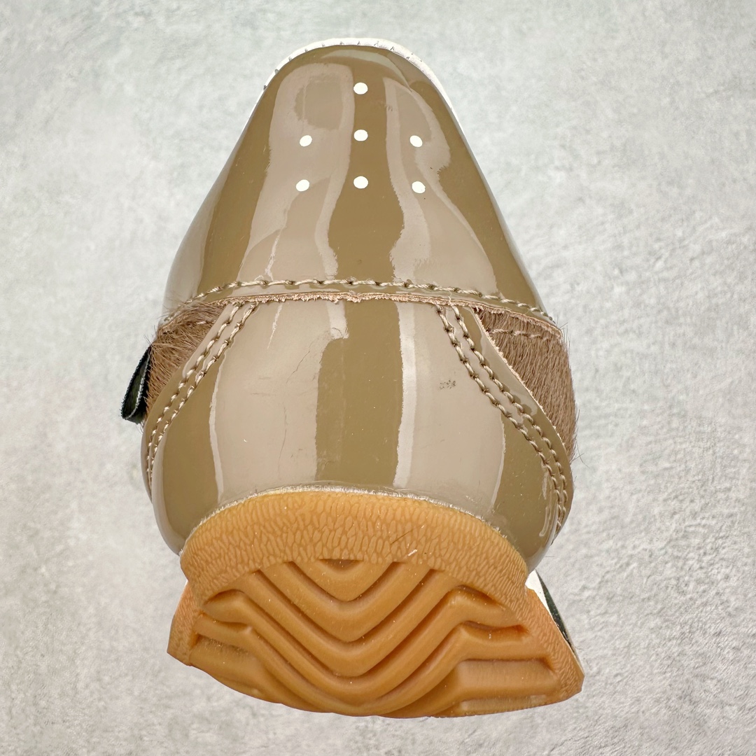 图片[8]-Song for the Mute x AD Originals SFTM-003 联名款复古慢跑鞋 ID3555 Originals与时装品牌Song for the Mute即将迎来第三个合作系列 这个系列主打的也是怀旧的氛围 采用了Country OG这个诞生于上世纪70年代的鞋款 尼龙和绒面革的梦幻拼接 低调而富有质感 呈现SFTM一贯的面料美学 三款不同风格的配色 亮点十足的斑点鞋带 体现怀旧主义和前卫设计无缝交织 鞋款采用了低帮的造型 方便日常穿着 同时对于外底做了处理 皮革材质和尼龙布材质的组合也更具是时代感 尺码：36 36.5 37 38 38.5 39 40 40.5 41 42 42.5 43 44 44.5 45-选品中心