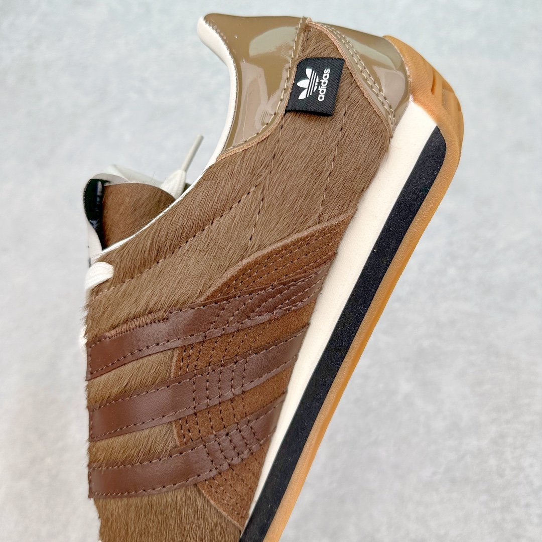 图片[7]-Song for the Mute x AD Originals SFTM-003 联名款复古慢跑鞋 ID3555 Originals与时装品牌Song for the Mute即将迎来第三个合作系列 这个系列主打的也是怀旧的氛围 采用了Country OG这个诞生于上世纪70年代的鞋款 尼龙和绒面革的梦幻拼接 低调而富有质感 呈现SFTM一贯的面料美学 三款不同风格的配色 亮点十足的斑点鞋带 体现怀旧主义和前卫设计无缝交织 鞋款采用了低帮的造型 方便日常穿着 同时对于外底做了处理 皮革材质和尼龙布材质的组合也更具是时代感 尺码：36 36.5 37 38 38.5 39 40 40.5 41 42 42.5 43 44 44.5 45-选品中心