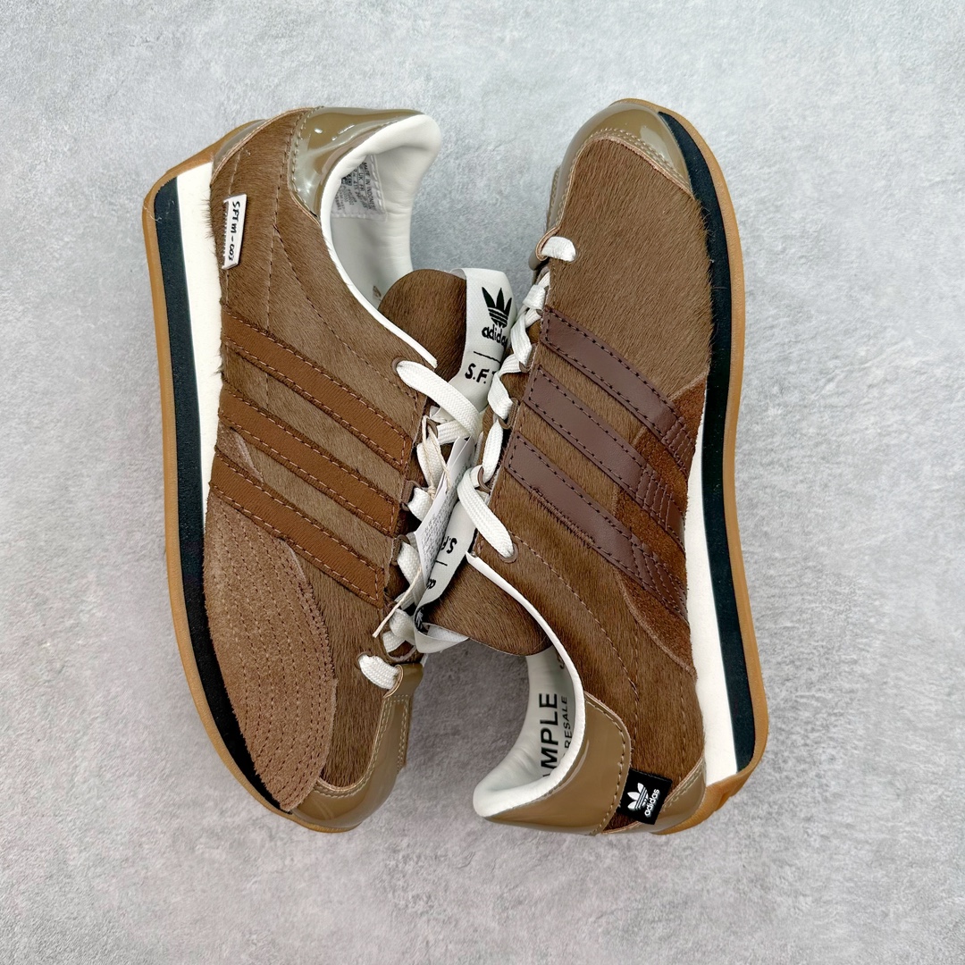 图片[3]-Song for the Mute x AD Originals SFTM-003 联名款复古慢跑鞋 ID3555 Originals与时装品牌Song for the Mute即将迎来第三个合作系列 这个系列主打的也是怀旧的氛围 采用了Country OG这个诞生于上世纪70年代的鞋款 尼龙和绒面革的梦幻拼接 低调而富有质感 呈现SFTM一贯的面料美学 三款不同风格的配色 亮点十足的斑点鞋带 体现怀旧主义和前卫设计无缝交织 鞋款采用了低帮的造型 方便日常穿着 同时对于外底做了处理 皮革材质和尼龙布材质的组合也更具是时代感 尺码：36 36.5 37 38 38.5 39 40 40.5 41 42 42.5 43 44 44.5 45-选品中心