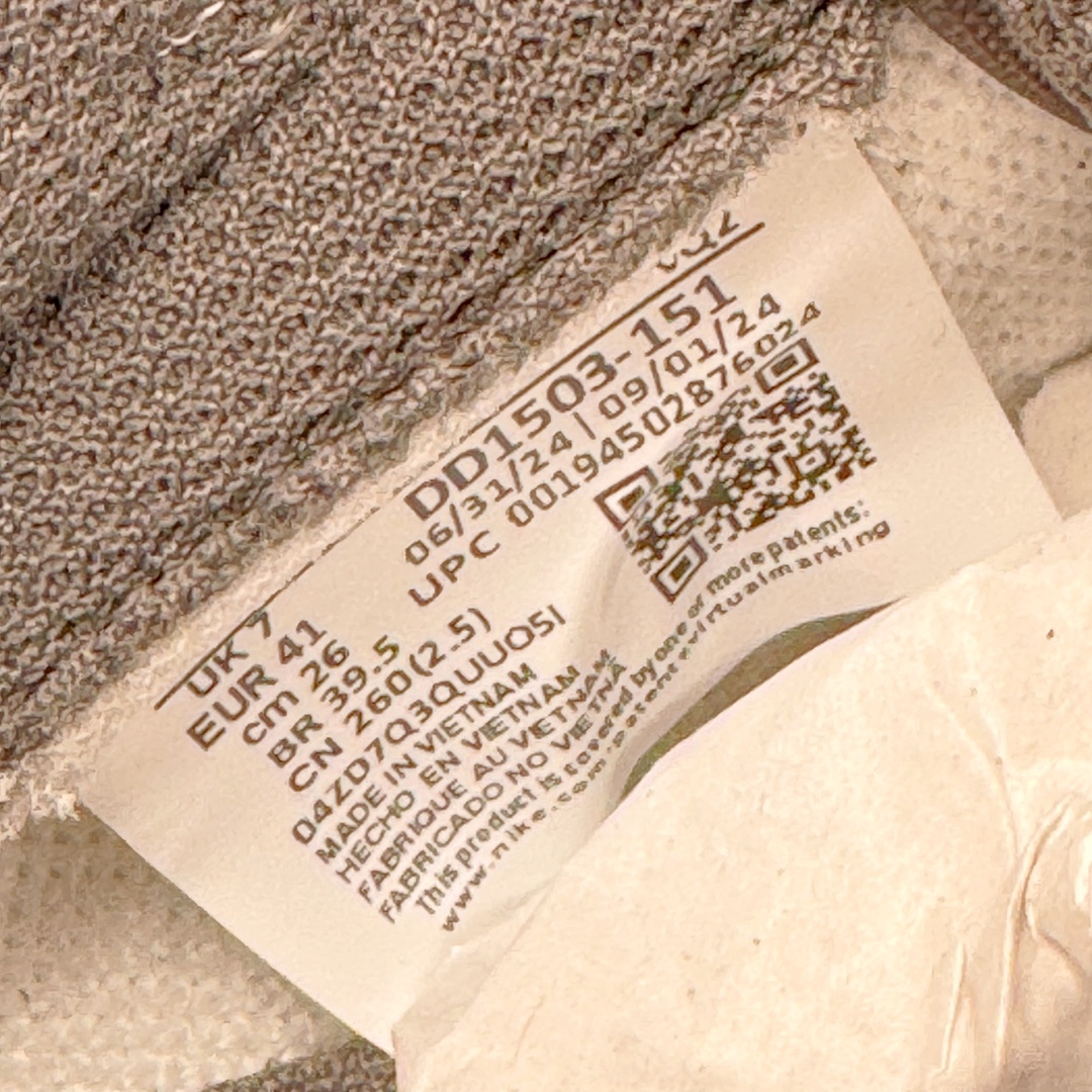 图片[12]-＃Ay纯原 NK Dunk Low NO.205 黑神话悟空 祥云龙纹 游戏主题 解构复古减震耐磨轻便低帮板鞋 男女同款 米蓝黑 FB8895-601 灵感来源以黑神话悟空为主题 蓝黑金的配色搭配 加上金色勾子解构设计 祥云和龙纹图案 简约又百搭 要说最近最为热议的网络话题 非「黑神话：悟空」莫属了 这个里程碑式的国产3A游戏大作 已经完全出圈 而「黑神话：悟空」主题的球鞋 也悄悄然的浮出水面 一直热衷于球鞋概念画创作的创意艺术家 @nobrainer.psd 将他对于「黑神话：悟空」的理解 以球鞋为载体进行了诠释 他选用了游戏中的主角造型为主题 基于NK SB DunkLow 鞋型进行创作 不仅选取了服装色调营造游戏氛围 金色的Swoosh 加上祥云、龙纹的装饰 还真颇有一番滋味 尺码：35.5 36 36.5 37.5 38 38.5 39 40 40.5 41 42 42.5 43 44 44.5 45 46 47.5-选品中心