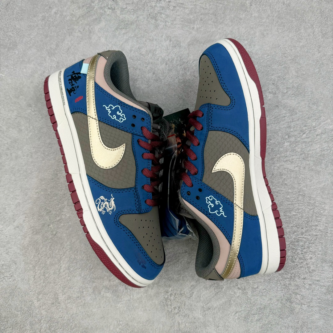 图片[3]-＃Ay纯原 NK Dunk Low NO.205 黑神话悟空 祥云龙纹 游戏主题 解构复古减震耐磨轻便低帮板鞋 男女同款 米蓝黑 FB8895-601 灵感来源以黑神话悟空为主题 蓝黑金的配色搭配 加上金色勾子解构设计 祥云和龙纹图案 简约又百搭 要说最近最为热议的网络话题 非「黑神话：悟空」莫属了 这个里程碑式的国产3A游戏大作 已经完全出圈 而「黑神话：悟空」主题的球鞋 也悄悄然的浮出水面 一直热衷于球鞋概念画创作的创意艺术家 @nobrainer.psd 将他对于「黑神话：悟空」的理解 以球鞋为载体进行了诠释 他选用了游戏中的主角造型为主题 基于NK SB DunkLow 鞋型进行创作 不仅选取了服装色调营造游戏氛围 金色的Swoosh 加上祥云、龙纹的装饰 还真颇有一番滋味 尺码：35.5 36 36.5 37.5 38 38.5 39 40 40.5 41 42 42.5 43 44 44.5 45 46 47.5-选品中心