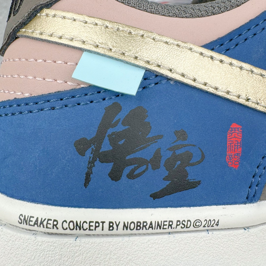 图片[17]-＃Ay纯原 NK Dunk Low NO.205 黑神话悟空 祥云龙纹 游戏主题 解构复古减震耐磨轻便低帮板鞋 男女同款 米蓝黑 FB8895-601 灵感来源以黑神话悟空为主题 蓝黑金的配色搭配 加上金色勾子解构设计 祥云和龙纹图案 简约又百搭 要说最近最为热议的网络话题 非「黑神话：悟空」莫属了 这个里程碑式的国产3A游戏大作 已经完全出圈 而「黑神话：悟空」主题的球鞋 也悄悄然的浮出水面 一直热衷于球鞋概念画创作的创意艺术家 @nobrainer.psd 将他对于「黑神话：悟空」的理解 以球鞋为载体进行了诠释 他选用了游戏中的主角造型为主题 基于NK SB DunkLow 鞋型进行创作 不仅选取了服装色调营造游戏氛围 金色的Swoosh 加上祥云、龙纹的装饰 还真颇有一番滋味 尺码：35.5 36 36.5 37.5 38 38.5 39 40 40.5 41 42 42.5 43 44 44.5 45 46 47.5-选品中心