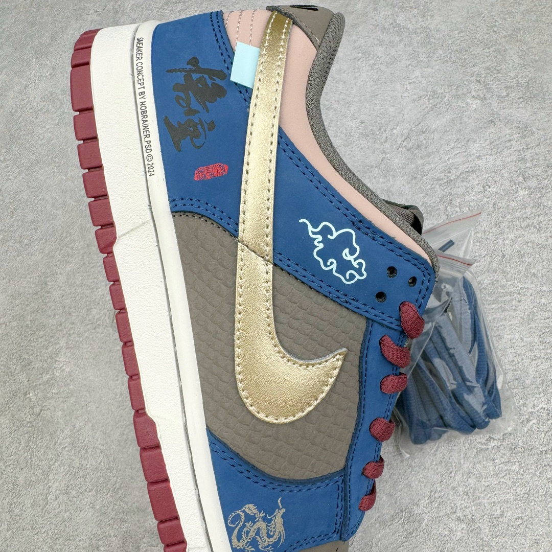 图片[6]-＃Ay纯原 NK Dunk Low NO.205 黑神话悟空 祥云龙纹 游戏主题 解构复古减震耐磨轻便低帮板鞋 男女同款 米蓝黑 FB8895-601 灵感来源以黑神话悟空为主题 蓝黑金的配色搭配 加上金色勾子解构设计 祥云和龙纹图案 简约又百搭 要说最近最为热议的网络话题 非「黑神话：悟空」莫属了 这个里程碑式的国产3A游戏大作 已经完全出圈 而「黑神话：悟空」主题的球鞋 也悄悄然的浮出水面 一直热衷于球鞋概念画创作的创意艺术家 @nobrainer.psd 将他对于「黑神话：悟空」的理解 以球鞋为载体进行了诠释 他选用了游戏中的主角造型为主题 基于NK SB DunkLow 鞋型进行创作 不仅选取了服装色调营造游戏氛围 金色的Swoosh 加上祥云、龙纹的装饰 还真颇有一番滋味 尺码：35.5 36 36.5 37.5 38 38.5 39 40 40.5 41 42 42.5 43 44 44.5 45 46 47.5-选品中心