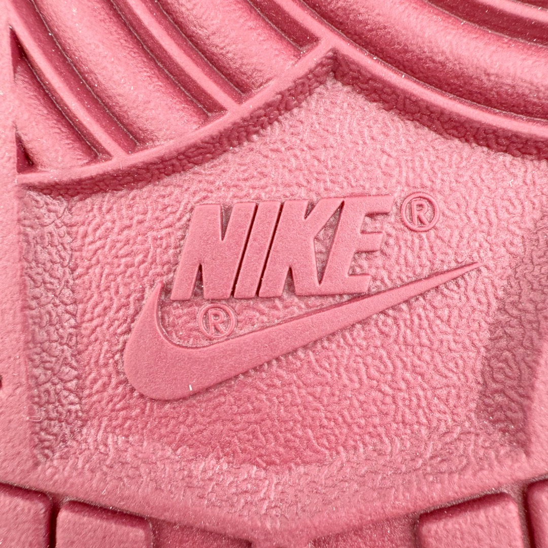 图片[19]-＃Ay纯原 NK Dunk Low NO.205 黑神话悟空 祥云龙纹 游戏主题 解构复古减震耐磨轻便低帮板鞋 男女同款 米蓝黑 FB8895-601 灵感来源以黑神话悟空为主题 蓝黑金的配色搭配 加上金色勾子解构设计 祥云和龙纹图案 简约又百搭 要说最近最为热议的网络话题 非「黑神话：悟空」莫属了 这个里程碑式的国产3A游戏大作 已经完全出圈 而「黑神话：悟空」主题的球鞋 也悄悄然的浮出水面 一直热衷于球鞋概念画创作的创意艺术家 @nobrainer.psd 将他对于「黑神话：悟空」的理解 以球鞋为载体进行了诠释 他选用了游戏中的主角造型为主题 基于NK SB DunkLow 鞋型进行创作 不仅选取了服装色调营造游戏氛围 金色的Swoosh 加上祥云、龙纹的装饰 还真颇有一番滋味 尺码：35.5 36 36.5 37.5 38 38.5 39 40 40.5 41 42 42.5 43 44 44.5 45 46 47.5-选品中心