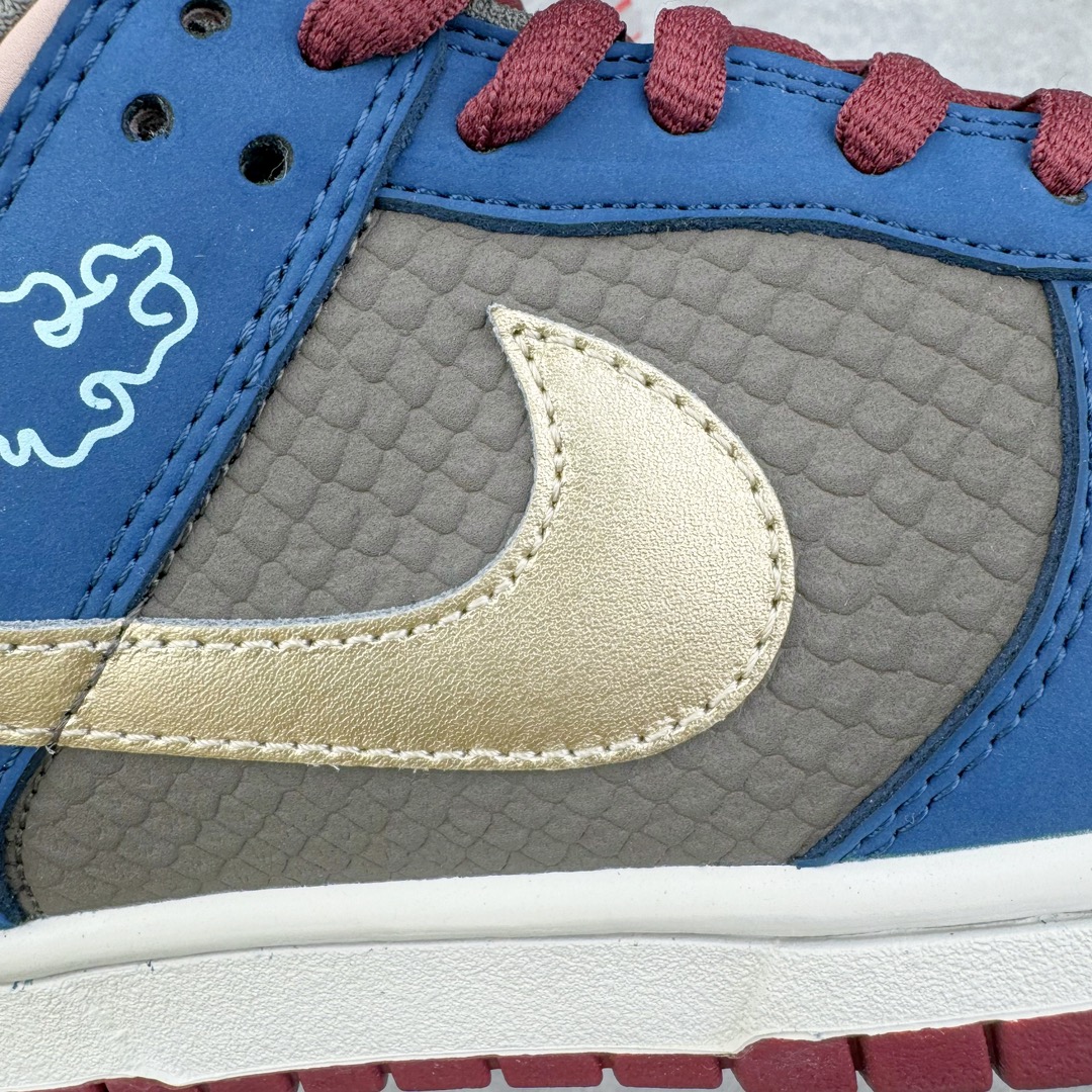 图片[18]-＃Ay纯原 NK Dunk Low NO.205 黑神话悟空 祥云龙纹 游戏主题 解构复古减震耐磨轻便低帮板鞋 男女同款 米蓝黑 FB8895-601 灵感来源以黑神话悟空为主题 蓝黑金的配色搭配 加上金色勾子解构设计 祥云和龙纹图案 简约又百搭 要说最近最为热议的网络话题 非「黑神话：悟空」莫属了 这个里程碑式的国产3A游戏大作 已经完全出圈 而「黑神话：悟空」主题的球鞋 也悄悄然的浮出水面 一直热衷于球鞋概念画创作的创意艺术家 @nobrainer.psd 将他对于「黑神话：悟空」的理解 以球鞋为载体进行了诠释 他选用了游戏中的主角造型为主题 基于NK SB DunkLow 鞋型进行创作 不仅选取了服装色调营造游戏氛围 金色的Swoosh 加上祥云、龙纹的装饰 还真颇有一番滋味 尺码：35.5 36 36.5 37.5 38 38.5 39 40 40.5 41 42 42.5 43 44 44.5 45 46 47.5-选品中心