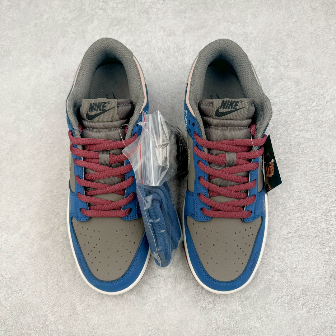 图片[2]-＃Ay纯原 NK Dunk Low NO.205 黑神话悟空 祥云龙纹 游戏主题 解构复古减震耐磨轻便低帮板鞋 男女同款 米蓝黑 FB8895-601 灵感来源以黑神话悟空为主题 蓝黑金的配色搭配 加上金色勾子解构设计 祥云和龙纹图案 简约又百搭 要说最近最为热议的网络话题 非「黑神话：悟空」莫属了 这个里程碑式的国产3A游戏大作 已经完全出圈 而「黑神话：悟空」主题的球鞋 也悄悄然的浮出水面 一直热衷于球鞋概念画创作的创意艺术家 @nobrainer.psd 将他对于「黑神话：悟空」的理解 以球鞋为载体进行了诠释 他选用了游戏中的主角造型为主题 基于NK SB DunkLow 鞋型进行创作 不仅选取了服装色调营造游戏氛围 金色的Swoosh 加上祥云、龙纹的装饰 还真颇有一番滋味 尺码：35.5 36 36.5 37.5 38 38.5 39 40 40.5 41 42 42.5 43 44 44.5 45 46 47.5-选品中心