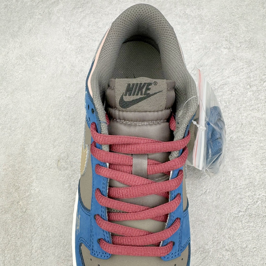 图片[5]-＃Ay纯原 NK Dunk Low NO.205 黑神话悟空 祥云龙纹 游戏主题 解构复古减震耐磨轻便低帮板鞋 男女同款 米蓝黑 FB8895-601 灵感来源以黑神话悟空为主题 蓝黑金的配色搭配 加上金色勾子解构设计 祥云和龙纹图案 简约又百搭 要说最近最为热议的网络话题 非「黑神话：悟空」莫属了 这个里程碑式的国产3A游戏大作 已经完全出圈 而「黑神话：悟空」主题的球鞋 也悄悄然的浮出水面 一直热衷于球鞋概念画创作的创意艺术家 @nobrainer.psd 将他对于「黑神话：悟空」的理解 以球鞋为载体进行了诠释 他选用了游戏中的主角造型为主题 基于NK SB DunkLow 鞋型进行创作 不仅选取了服装色调营造游戏氛围 金色的Swoosh 加上祥云、龙纹的装饰 还真颇有一番滋味 尺码：35.5 36 36.5 37.5 38 38.5 39 40 40.5 41 42 42.5 43 44 44.5 45 46 47.5-选品中心