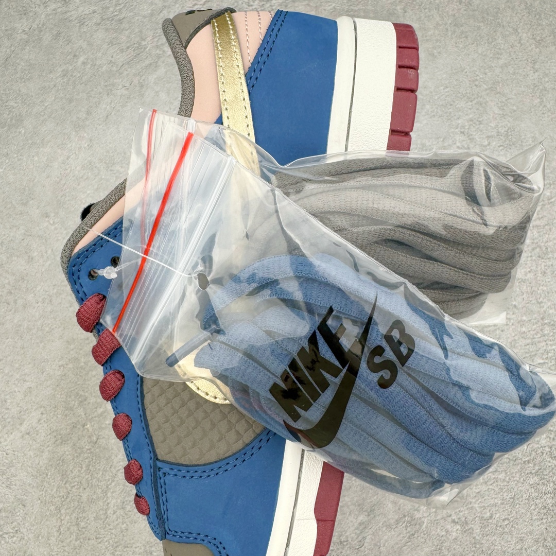 图片[7]-＃Ay纯原 NK Dunk Low NO.205 黑神话悟空 祥云龙纹 游戏主题 解构复古减震耐磨轻便低帮板鞋 男女同款 米蓝黑 FB8895-601 灵感来源以黑神话悟空为主题 蓝黑金的配色搭配 加上金色勾子解构设计 祥云和龙纹图案 简约又百搭 要说最近最为热议的网络话题 非「黑神话：悟空」莫属了 这个里程碑式的国产3A游戏大作 已经完全出圈 而「黑神话：悟空」主题的球鞋 也悄悄然的浮出水面 一直热衷于球鞋概念画创作的创意艺术家 @nobrainer.psd 将他对于「黑神话：悟空」的理解 以球鞋为载体进行了诠释 他选用了游戏中的主角造型为主题 基于NK SB DunkLow 鞋型进行创作 不仅选取了服装色调营造游戏氛围 金色的Swoosh 加上祥云、龙纹的装饰 还真颇有一番滋味 尺码：35.5 36 36.5 37.5 38 38.5 39 40 40.5 41 42 42.5 43 44 44.5 45 46 47.5-选品中心