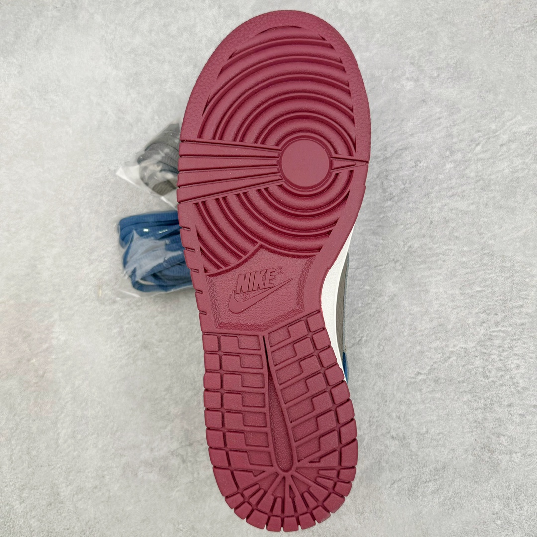 图片[9]-＃Ay纯原 NK Dunk Low NO.205 黑神话悟空 祥云龙纹 游戏主题 解构复古减震耐磨轻便低帮板鞋 男女同款 米蓝黑 FB8895-601 灵感来源以黑神话悟空为主题 蓝黑金的配色搭配 加上金色勾子解构设计 祥云和龙纹图案 简约又百搭 要说最近最为热议的网络话题 非「黑神话：悟空」莫属了 这个里程碑式的国产3A游戏大作 已经完全出圈 而「黑神话：悟空」主题的球鞋 也悄悄然的浮出水面 一直热衷于球鞋概念画创作的创意艺术家 @nobrainer.psd 将他对于「黑神话：悟空」的理解 以球鞋为载体进行了诠释 他选用了游戏中的主角造型为主题 基于NK SB DunkLow 鞋型进行创作 不仅选取了服装色调营造游戏氛围 金色的Swoosh 加上祥云、龙纹的装饰 还真颇有一番滋味 尺码：35.5 36 36.5 37.5 38 38.5 39 40 40.5 41 42 42.5 43 44 44.5 45 46 47.5-选品中心