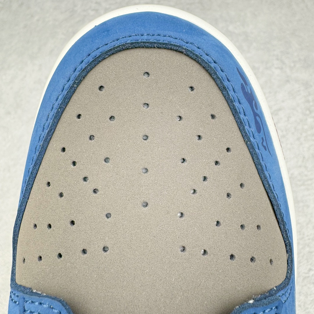 图片[15]-＃Ay纯原 NK Dunk Low NO.205 黑神话悟空 祥云龙纹 游戏主题 解构复古减震耐磨轻便低帮板鞋 男女同款 米蓝黑 FB8895-601 灵感来源以黑神话悟空为主题 蓝黑金的配色搭配 加上金色勾子解构设计 祥云和龙纹图案 简约又百搭 要说最近最为热议的网络话题 非「黑神话：悟空」莫属了 这个里程碑式的国产3A游戏大作 已经完全出圈 而「黑神话：悟空」主题的球鞋 也悄悄然的浮出水面 一直热衷于球鞋概念画创作的创意艺术家 @nobrainer.psd 将他对于「黑神话：悟空」的理解 以球鞋为载体进行了诠释 他选用了游戏中的主角造型为主题 基于NK SB DunkLow 鞋型进行创作 不仅选取了服装色调营造游戏氛围 金色的Swoosh 加上祥云、龙纹的装饰 还真颇有一番滋味 尺码：35.5 36 36.5 37.5 38 38.5 39 40 40.5 41 42 42.5 43 44 44.5 45 46 47.5-选品中心