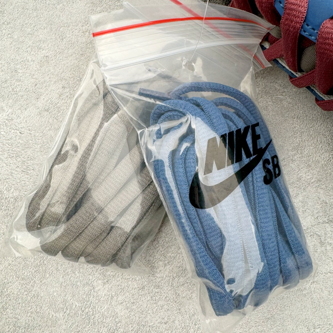 图片[14]-＃Ay纯原 NK Dunk Low NO.205 黑神话悟空 祥云龙纹 游戏主题 解构复古减震耐磨轻便低帮板鞋 男女同款 米蓝黑 FB8895-601 灵感来源以黑神话悟空为主题 蓝黑金的配色搭配 加上金色勾子解构设计 祥云和龙纹图案 简约又百搭 要说最近最为热议的网络话题 非「黑神话：悟空」莫属了 这个里程碑式的国产3A游戏大作 已经完全出圈 而「黑神话：悟空」主题的球鞋 也悄悄然的浮出水面 一直热衷于球鞋概念画创作的创意艺术家 @nobrainer.psd 将他对于「黑神话：悟空」的理解 以球鞋为载体进行了诠释 他选用了游戏中的主角造型为主题 基于NK SB DunkLow 鞋型进行创作 不仅选取了服装色调营造游戏氛围 金色的Swoosh 加上祥云、龙纹的装饰 还真颇有一番滋味 尺码：35.5 36 36.5 37.5 38 38.5 39 40 40.5 41 42 42.5 43 44 44.5 45 46 47.5-选品中心