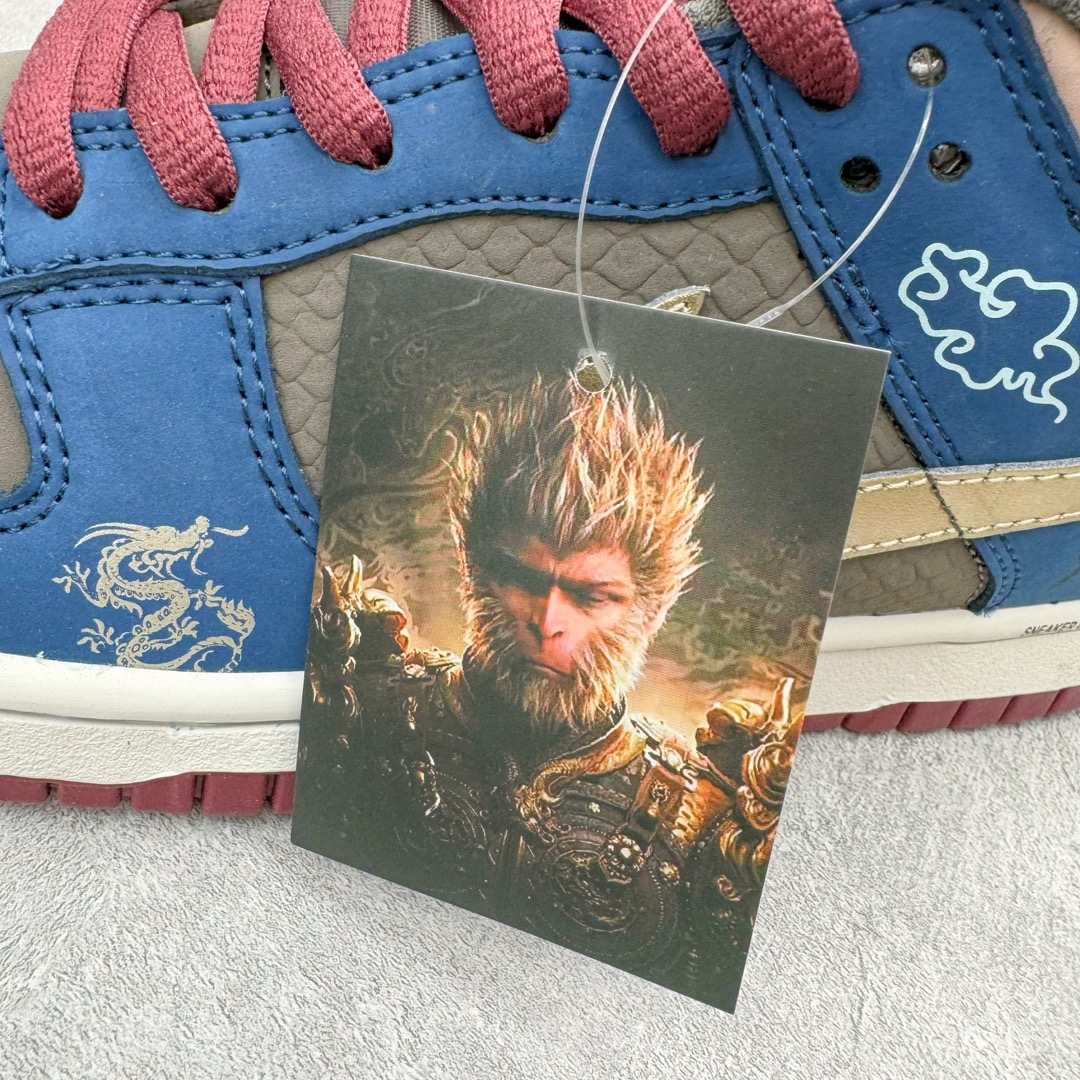 图片[13]-＃Ay纯原 NK Dunk Low NO.205 黑神话悟空 祥云龙纹 游戏主题 解构复古减震耐磨轻便低帮板鞋 男女同款 米蓝黑 FB8895-601 灵感来源以黑神话悟空为主题 蓝黑金的配色搭配 加上金色勾子解构设计 祥云和龙纹图案 简约又百搭 要说最近最为热议的网络话题 非「黑神话：悟空」莫属了 这个里程碑式的国产3A游戏大作 已经完全出圈 而「黑神话：悟空」主题的球鞋 也悄悄然的浮出水面 一直热衷于球鞋概念画创作的创意艺术家 @nobrainer.psd 将他对于「黑神话：悟空」的理解 以球鞋为载体进行了诠释 他选用了游戏中的主角造型为主题 基于NK SB DunkLow 鞋型进行创作 不仅选取了服装色调营造游戏氛围 金色的Swoosh 加上祥云、龙纹的装饰 还真颇有一番滋味 尺码：35.5 36 36.5 37.5 38 38.5 39 40 40.5 41 42 42.5 43 44 44.5 45 46 47.5-选品中心