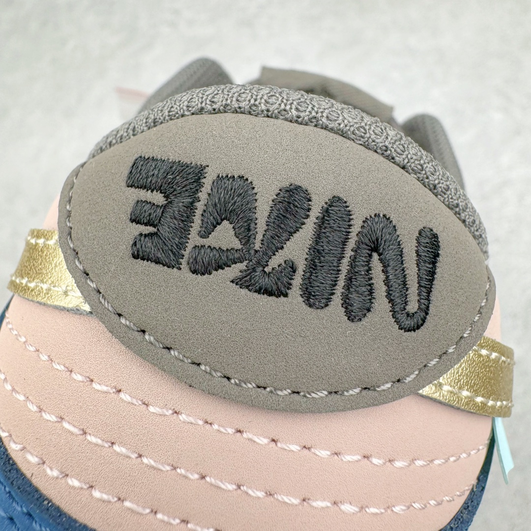 图片[16]-＃Ay纯原 NK Dunk Low NO.205 黑神话悟空 祥云龙纹 游戏主题 解构复古减震耐磨轻便低帮板鞋 男女同款 米蓝黑 FB8895-601 灵感来源以黑神话悟空为主题 蓝黑金的配色搭配 加上金色勾子解构设计 祥云和龙纹图案 简约又百搭 要说最近最为热议的网络话题 非「黑神话：悟空」莫属了 这个里程碑式的国产3A游戏大作 已经完全出圈 而「黑神话：悟空」主题的球鞋 也悄悄然的浮出水面 一直热衷于球鞋概念画创作的创意艺术家 @nobrainer.psd 将他对于「黑神话：悟空」的理解 以球鞋为载体进行了诠释 他选用了游戏中的主角造型为主题 基于NK SB DunkLow 鞋型进行创作 不仅选取了服装色调营造游戏氛围 金色的Swoosh 加上祥云、龙纹的装饰 还真颇有一番滋味 尺码：35.5 36 36.5 37.5 38 38.5 39 40 40.5 41 42 42.5 43 44 44.5 45 46 47.5-选品中心