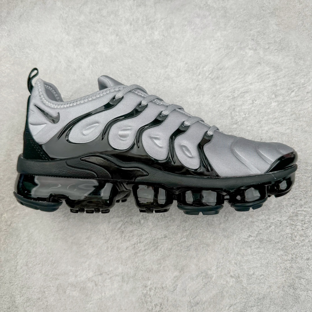NK Vapormax Plus Air Rainbow 时尚运动拼接减震防滑轻便低帮大气垫跑步鞋 CK0900-001 鞋面采用独特的波浪线条设计，其灵感来源于棕榈树叶，同时加载当年 Nike 推崇的缓震技术 Tuned Air，让其时至今日依然有自己独特的科技属性。据小编本人观察，在前两年还未兴起复古老爹鞋之前，这款跑鞋在国外街头的上脚频率相当之高，可见老外对其 “丑帅” 的设计情有独钟。尺码：39 40 40.5 41 42 42.5 43 44 44.5 45 46 47.5-选品中心