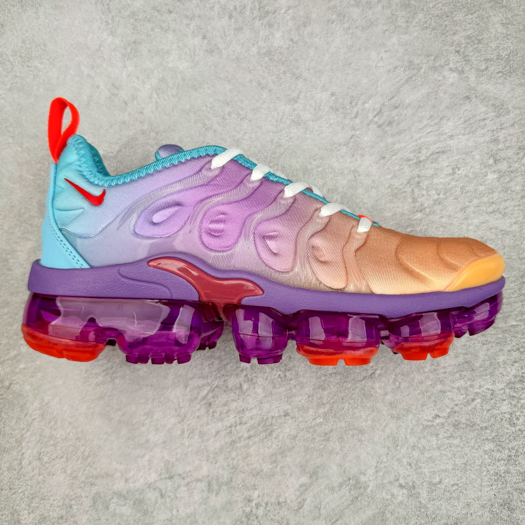 NK Vapormax Plus Air Rainbow 时尚运动拼接减震防滑轻便低帮大气垫跑步鞋 FD0823-500 鞋面采用独特的波浪线条设计，其灵感来源于棕榈树叶，同时加载当年 Nike 推崇的缓震技术 Tuned Air，让其时至今日依然有自己独特的科技属性。据小编本人观察，在前两年还未兴起复古老爹鞋之前，这款跑鞋在国外街头的上脚频率相当之高，可见老外对其 “丑帅” 的设计情有独钟。尺码：36 36.5 37.5 38 38.5 39 40-选品中心