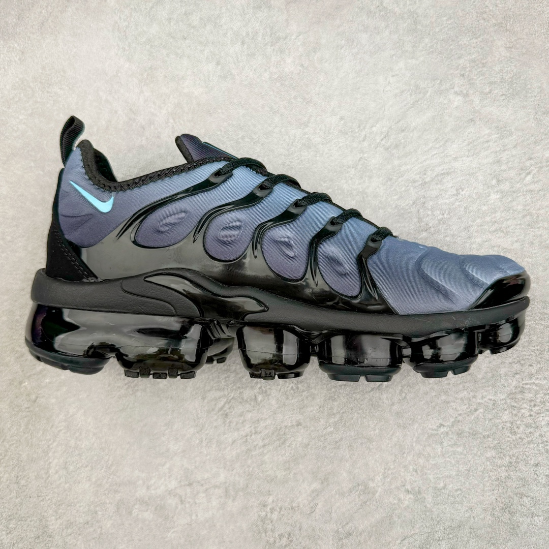 NK Vapormax Plus Air Rainbow 时尚运动拼接减震防滑轻便低帮大气垫跑步鞋 924453-018 鞋面采用独特的波浪线条设计，其灵感来源于棕榈树叶，同时加载当年 Nike 推崇的缓震技术 Tuned Air，让其时至今日依然有自己独特的科技属性。据小编本人观察，在前两年还未兴起复古老爹鞋之前，这款跑鞋在国外街头的上脚频率相当之高，可见老外对其 “丑帅” 的设计情有独钟。尺码：39 40 40.5 41 42 42.5 43 44 44.5 45 46 47.5-选品中心