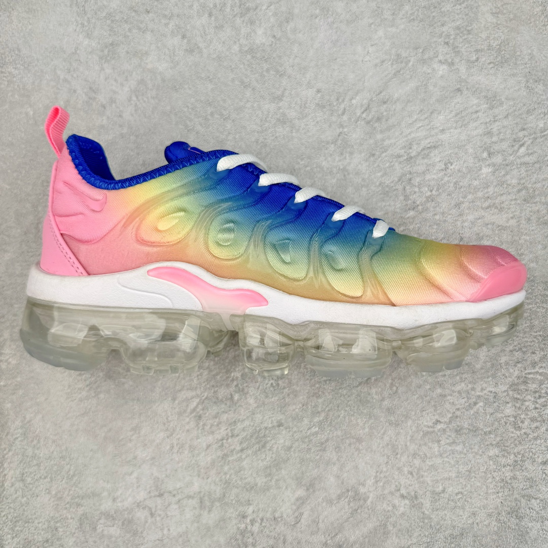 NK Vapormax Plus Air Rainbow 时尚运动拼接减震防滑轻便低帮大气垫跑步鞋 FJ4550-606 鞋面采用独特的波浪线条设计，其灵感来源于棕榈树叶，同时加载当年 Nike 推崇的缓震技术 Tuned Air，让其时至今日依然有自己独特的科技属性。据小编本人观察，在前两年还未兴起复古老爹鞋之前，这款跑鞋在国外街头的上脚频率相当之高，可见老外对其 “丑帅” 的设计情有独钟。尺码：36 36.5 37.5 38 38.5 39 40-选品中心