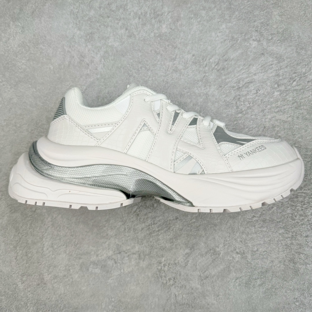 ＃纯原 MLB Chunky Runner 2024S 复古印花老爹鞋系列低帮轻量增高厚底百搭休闲运动慢跑鞋 Korea韩国联名NY美国榄球纽约洋基队限定 目前可过轻松秒过各类鉴定 能操作的私聊 韩国代购专供 左脚内置NFC感应 区别市面贴纸假芯片 MLB专用菱形双针中底布 重点细节中底布带注胶孔 原厂NFC感应吊牌 支持鉴定 一个两位数 原盒原标 全套原楦原纸板原厂数据开发 中韩文保养标贴 绿色防霉片 平台代购专供 独家一比一RB+MD组合大底 高频后跟小人Logo精准对位立体饱满 正确网布加超迁鞋面 转印中底走线紧密 转印Logo工艺表层防刮不掉色 尺码：35 36 36.5 37.5 38 38.5 39 40 40.5 41 42 42.5 43 44 44.5 45-选品中心