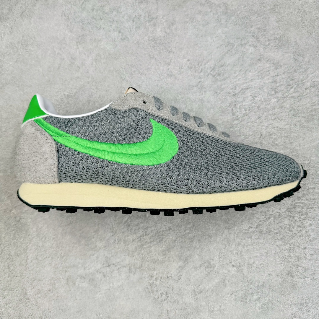 ＃KZ纯原 Stussy x NK Roshe Run LD-1000 舒适百搭防滑耐磨低帮休闲跑步鞋男女同款 斯图西联名灰绿色 FQ5369-002 以其中白蓝色款式为例 设计师将白色作为底色 使用蓝色点缀两侧 NK Swoosh 提升视觉层次感的同时还进一步丰富色彩体系 材质方面更是尽显复古气质 全鞋采用大面积网眼面料设计 再在鞋头位置搭配上一大块绒面革 塑造出出色质感以及良好的透气性能 细节上 最醒目的便是两侧精致的Swoosh 点明品牌身份 此外鞋舌上出现的 Stussy 手绘涂鸦字体同样格外亮眼 不仅如此 鞋款后跟上还有 Stussy 字样 Logo 再次点题 彰显出该鞋款特有的联名属性 尺码：36 36.5 37.5 38 38.5 39 40 40.5 41 42 42.5 43 44 44.5 45 46-选品中心