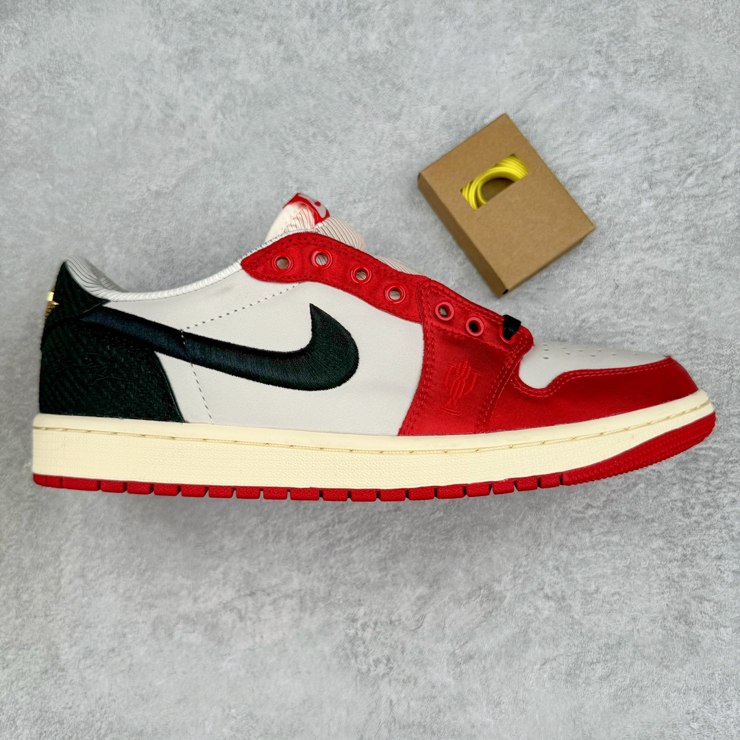 ＃H12纯原 Trophy Room x Air Jordan AJ1 Low 低帮 乔丹之子联名白黑红 FN0432-100 市场OG低帮天花板 全套原纸板楦头开发 原厂特供皮料加持 确保原汁原味 完美呈现一代版型 一比一鞋头弧度高度鞋身弧度 数据细节工艺流程均保持原鞋一致 后跟弧度收口自然对折 极致一眼正品既视感 原厂皮料 进口玻璃冲刀皮料裁剪零毛边 承诺百分百一致原鞋 全鞋电脑针车工艺 鞋面清洁度最高QC检验标准 控制溢胶 飞翼3D高频深度立体 鞋盒、防尘纸 均采购来自原厂 尺码：40 40.5 41 42 42.5 43 44 44.5 45 46 47.5 48.5-选品中心