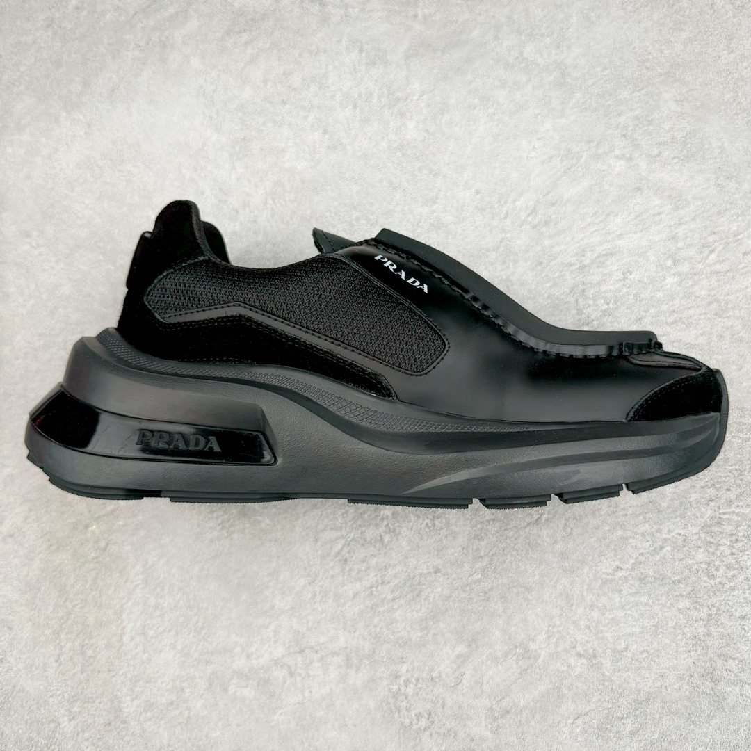 Prada Systeme 普拉达亮面皮革休闲时尚生活运动鞋 以现代手法重塑经典风格隐藏式鞋带造就简洁外观全手工缝制体现品牌匠人精神轻便的鞋底充满运动感 尺码:35 36 37 38 39 40 41 42 43 44 45-选品中心